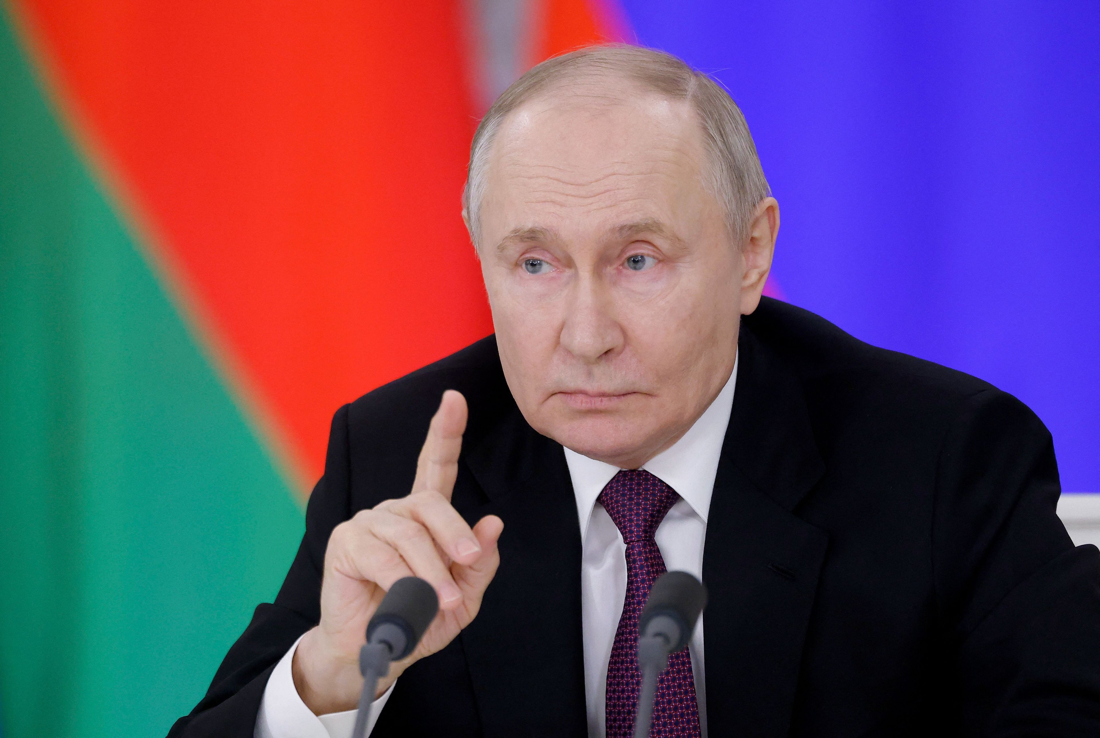 Putin podnosi palec do góry