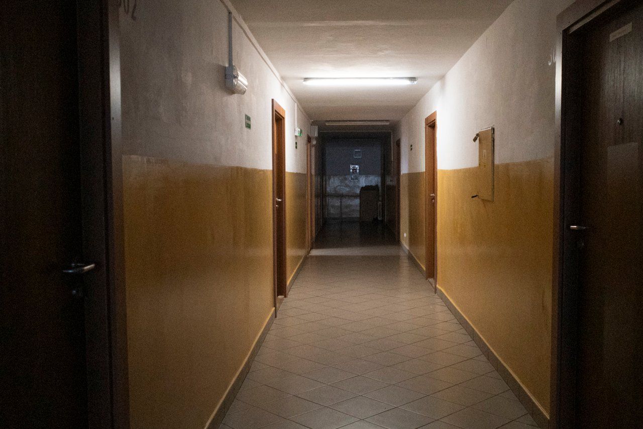 Ponury korytarz. Ściany z lamperią