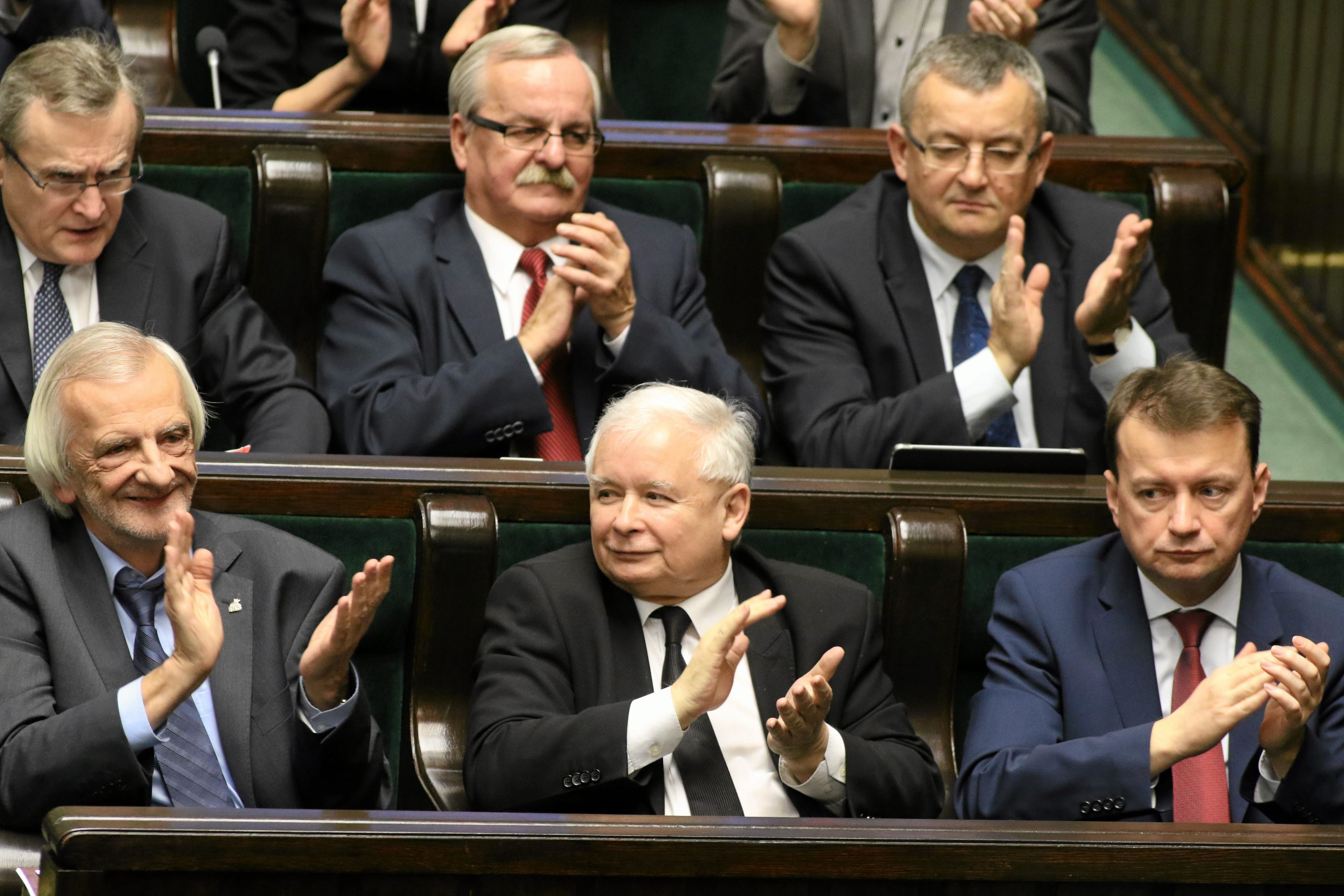 Jarosław Kaczynski z kolegami klaszcze w ławach sejmowcy
