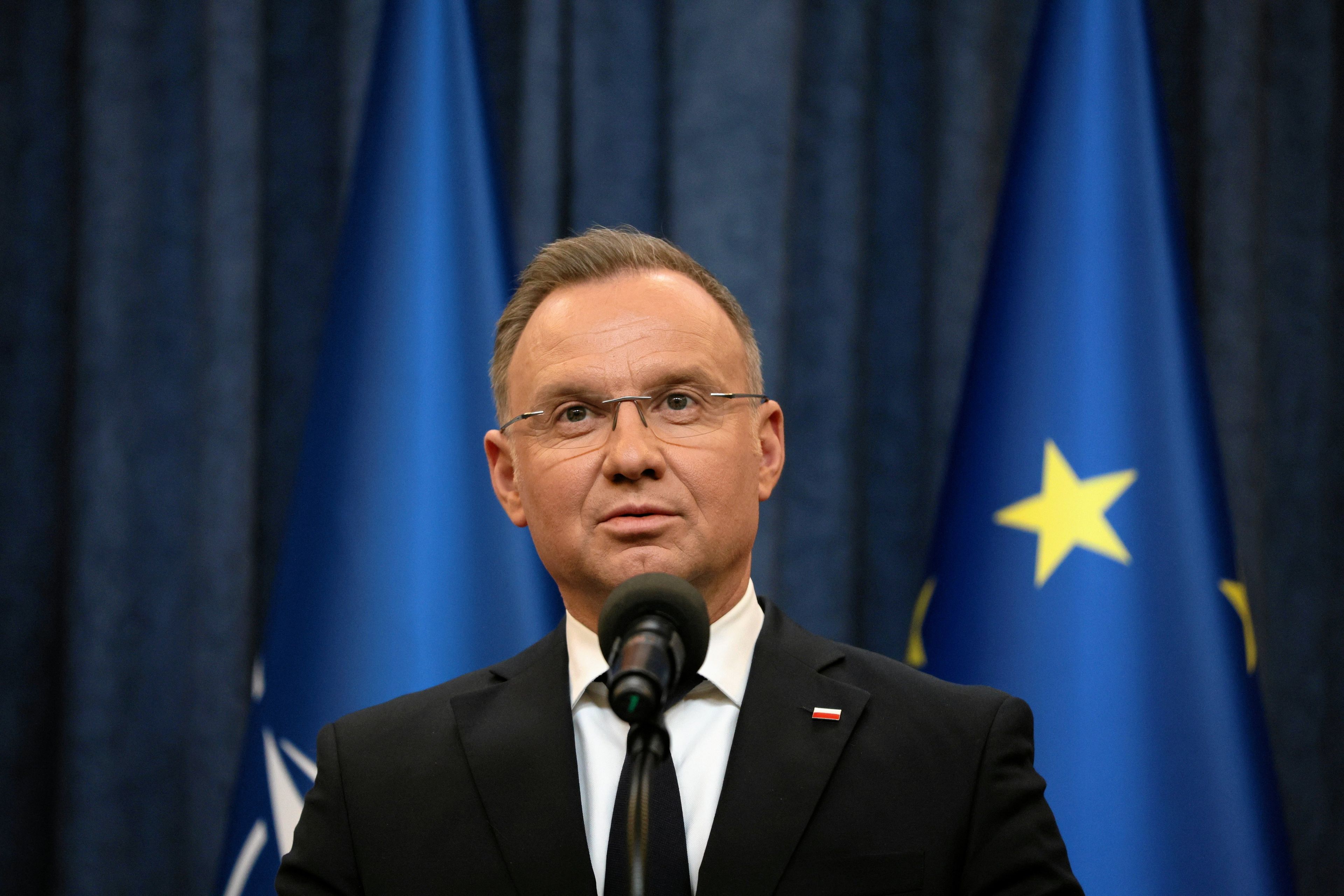 Prezydent Duda, mężczyzna w okularach, garniturze i przy krawacie,