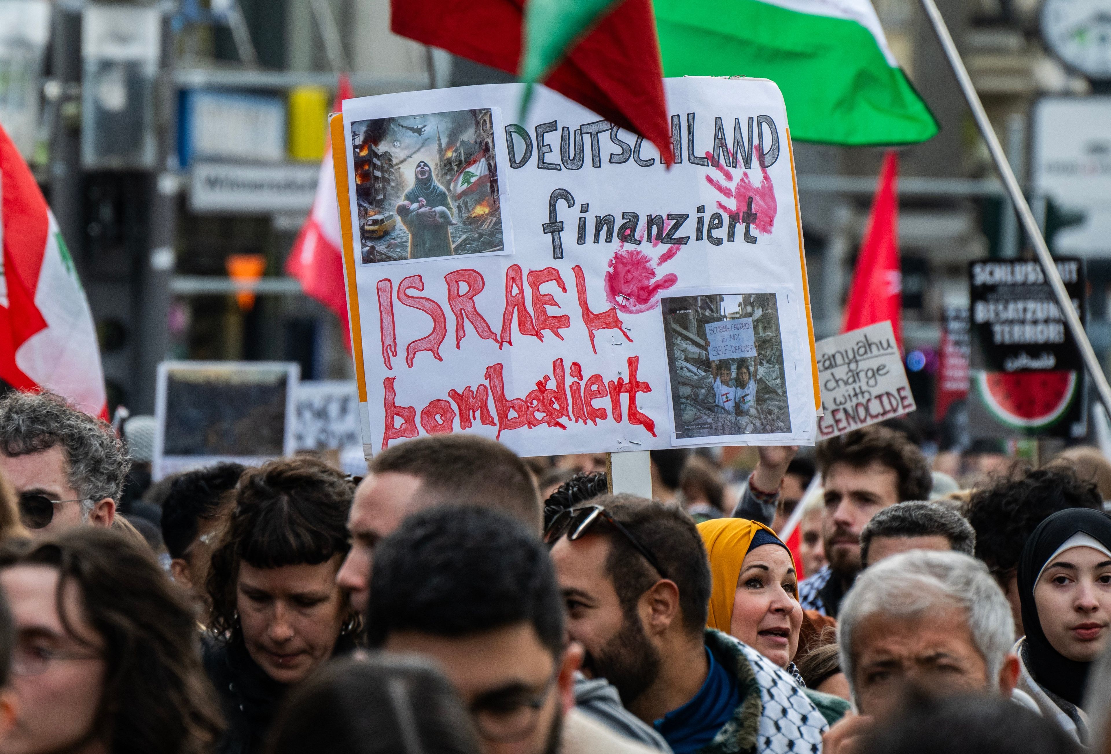 Protest przeciwko polityce Izraela, demonstranci niosą napis w języku niemieckim: Niemcy finansują izraelskie bombardowania