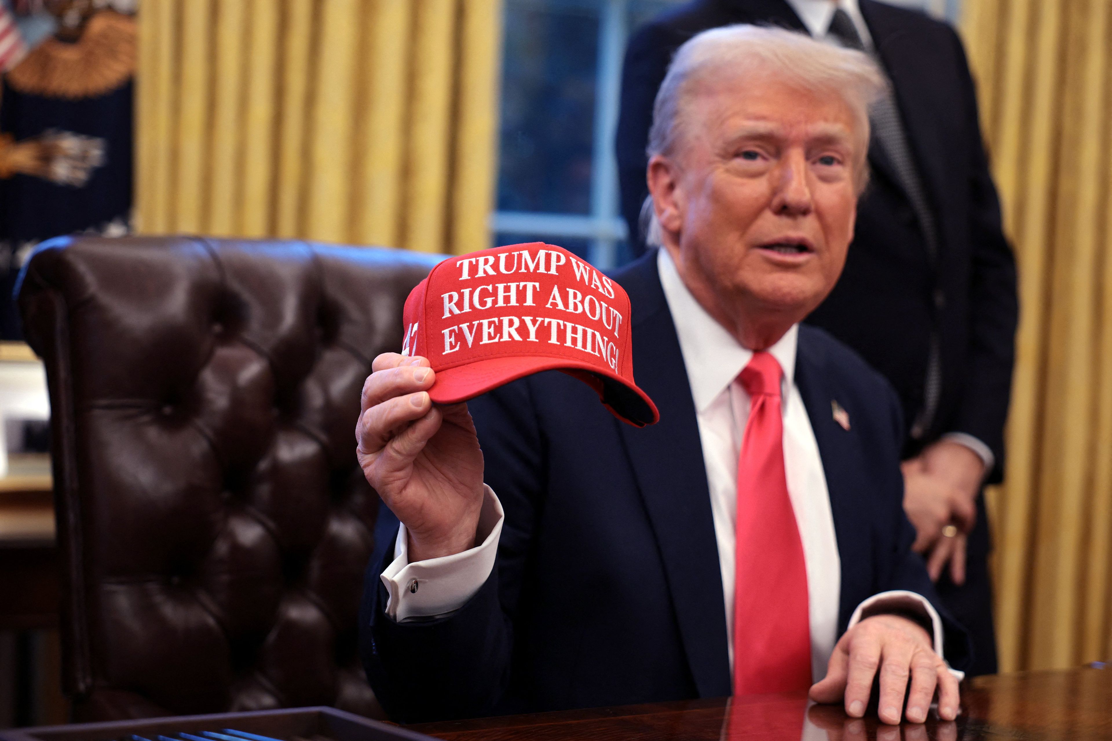 Donald Trump pokazuje czapkę z napisem "Trump was right about everything"