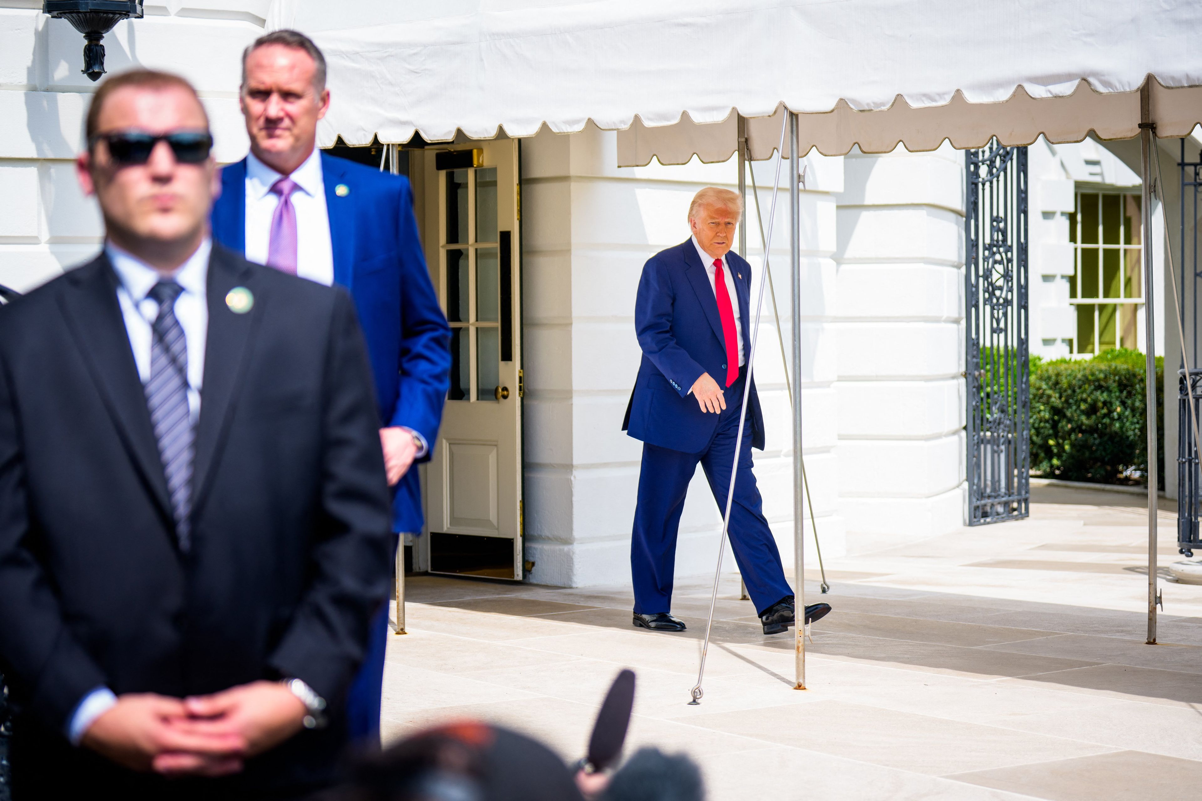 Donald Trump idzie, na pierwszym planie - jego ochrona