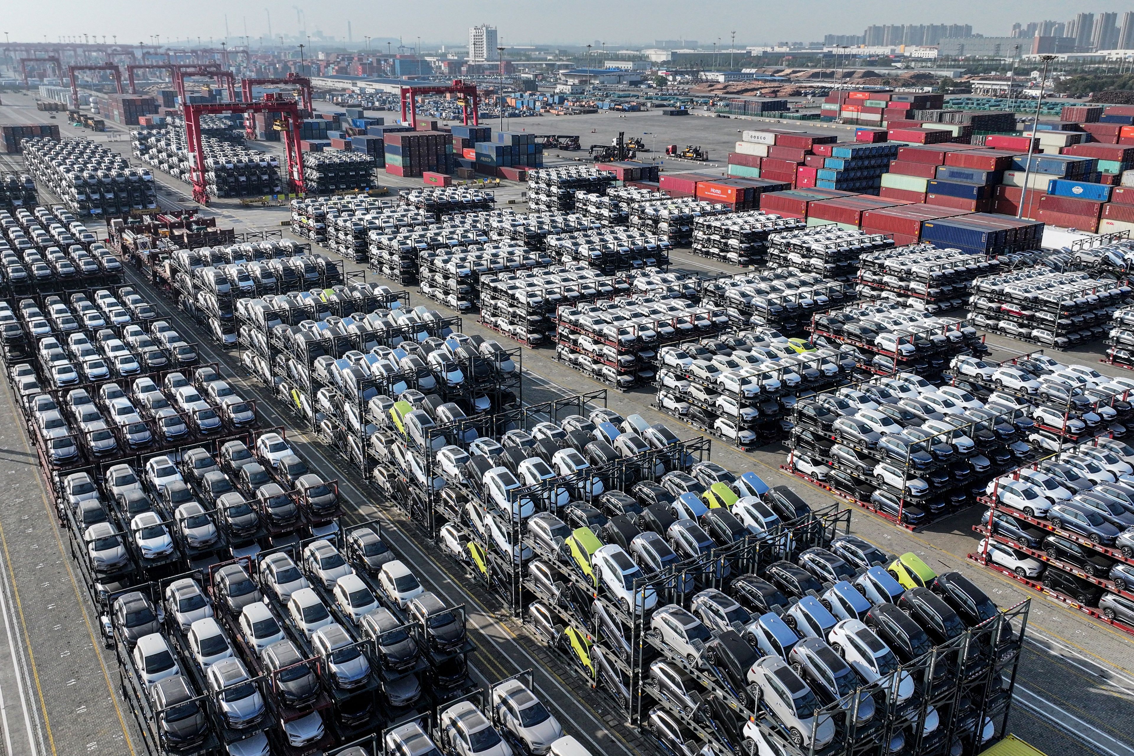Chiski port z setkami samochodów czekających na transport przez ocean