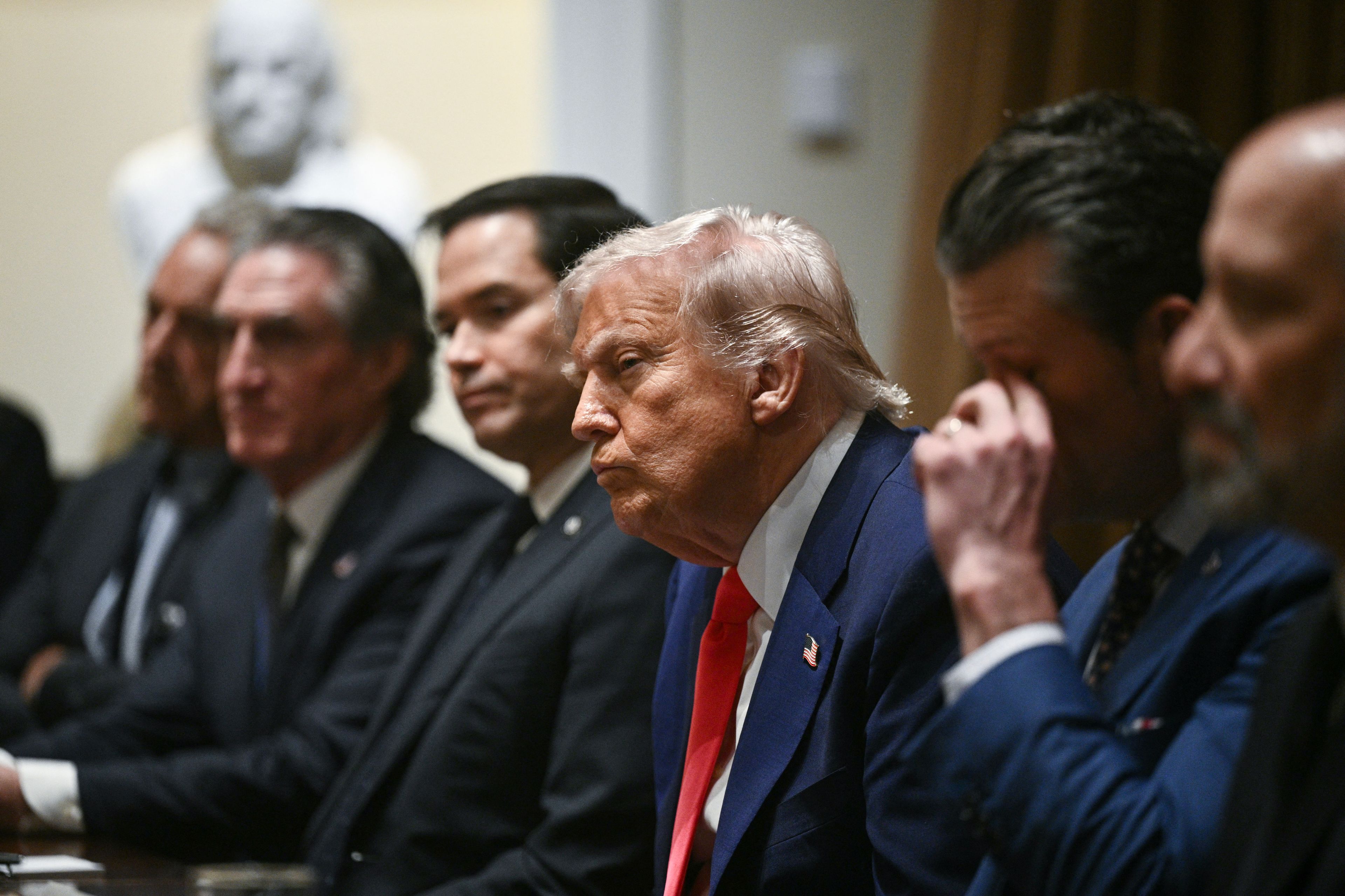 Donald Trump pośród członków Gabinetu USA