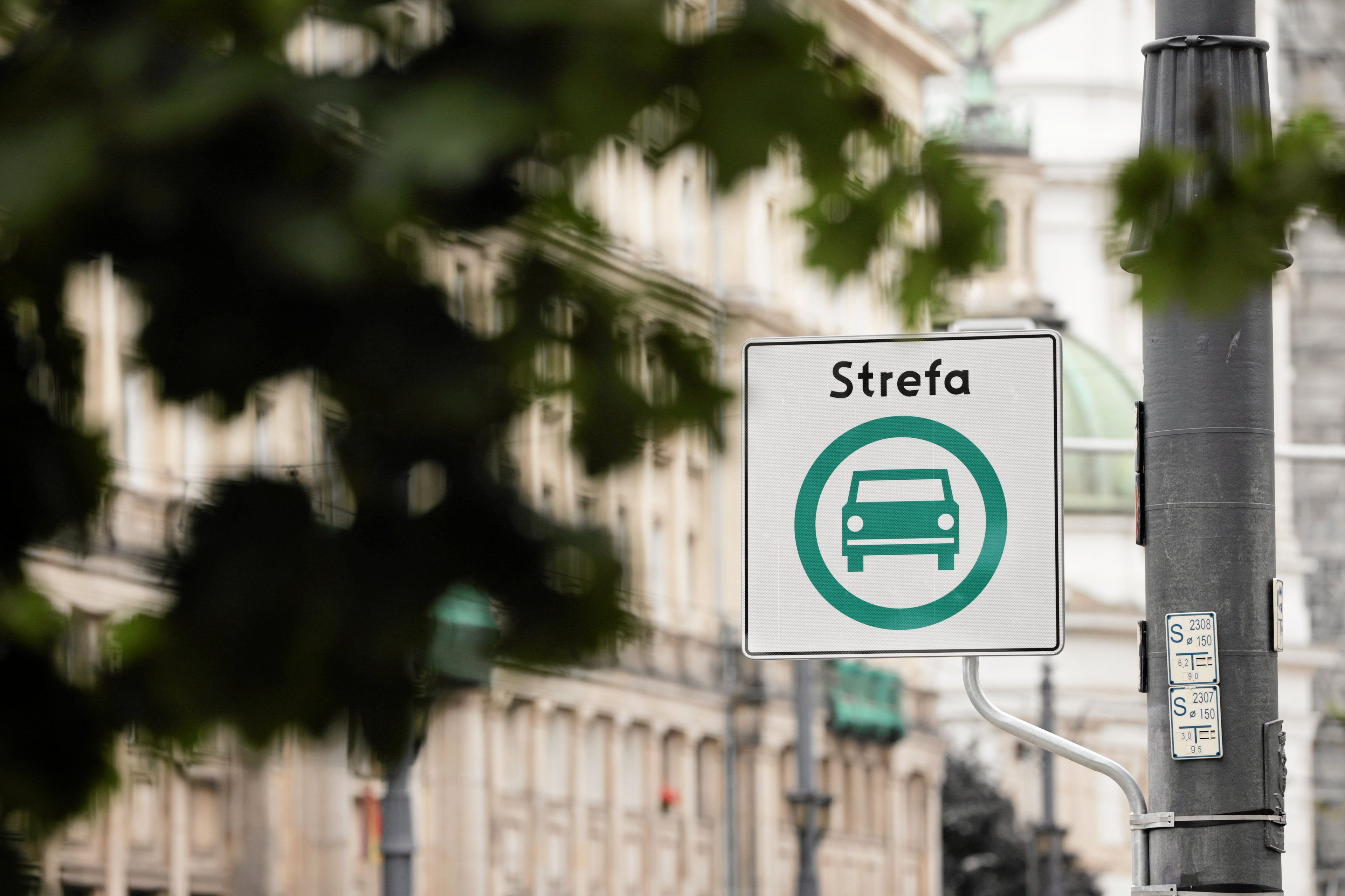 znak drogowy, przedstawiający samochód w zielonej obwódce i napis "strefa", symbolizujący wjazd do sct