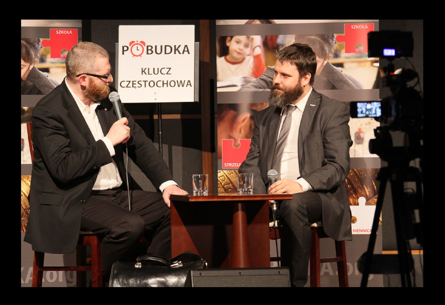 Jacek Hoga ( z prawej) podczas debaty z Grzegorzem Braunem, fot. Muzeum Monet i Medali Jana Pawła II
