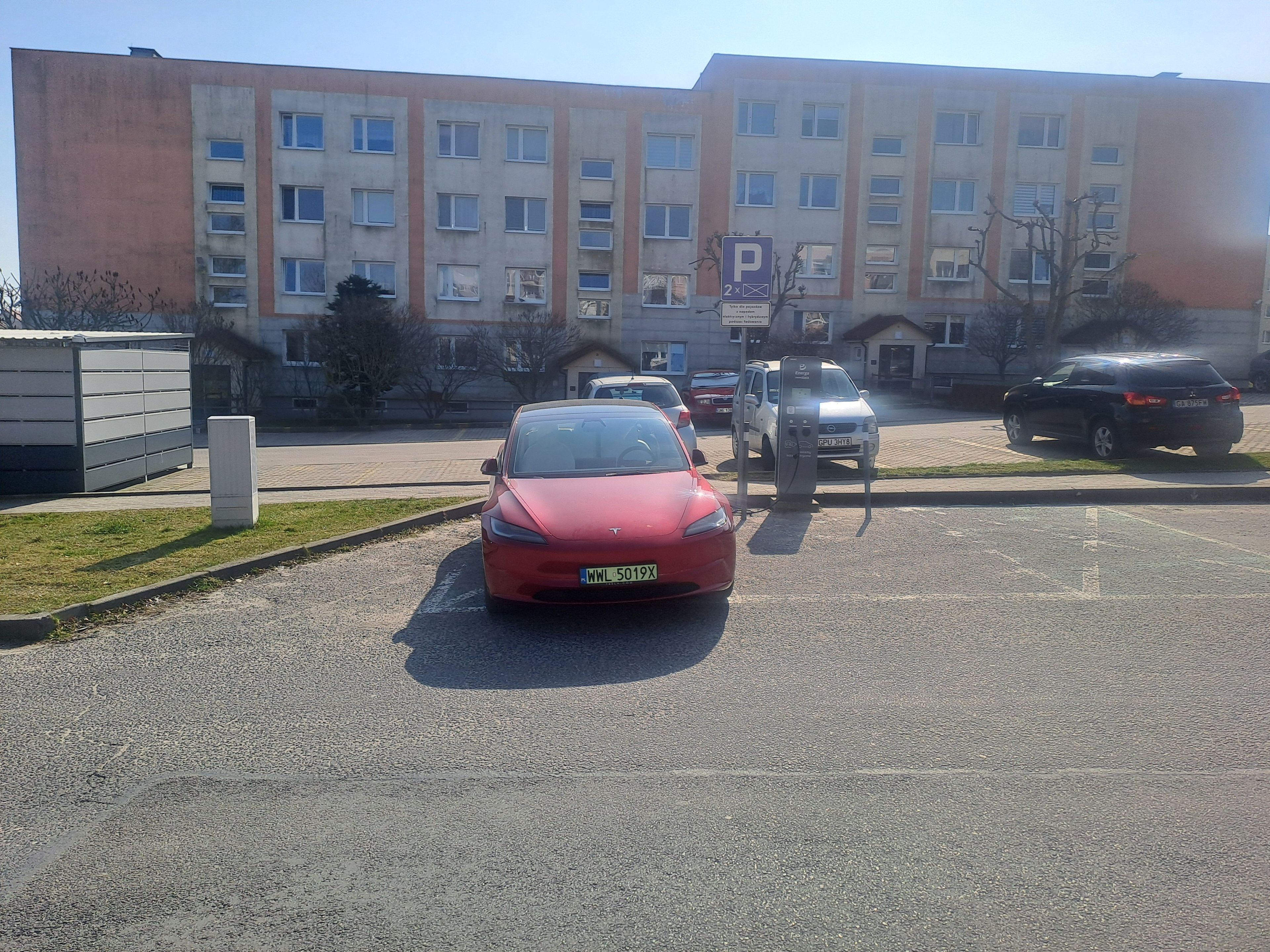 Tesla Model 3 ładuje się przy osiedlu w Gdyni