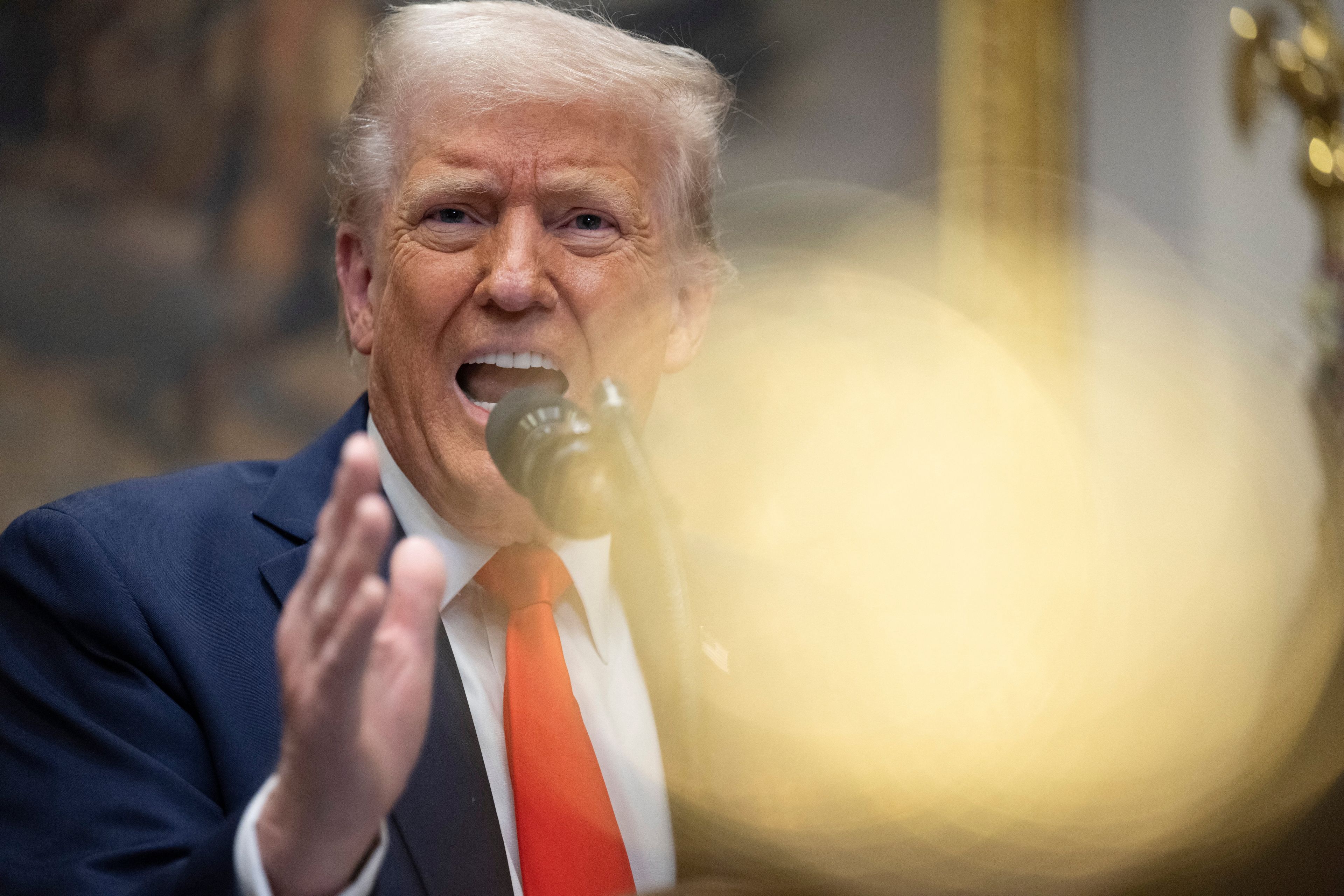 Donald Trump i żółta kula światła uchwycona w obiektywie aparatu.