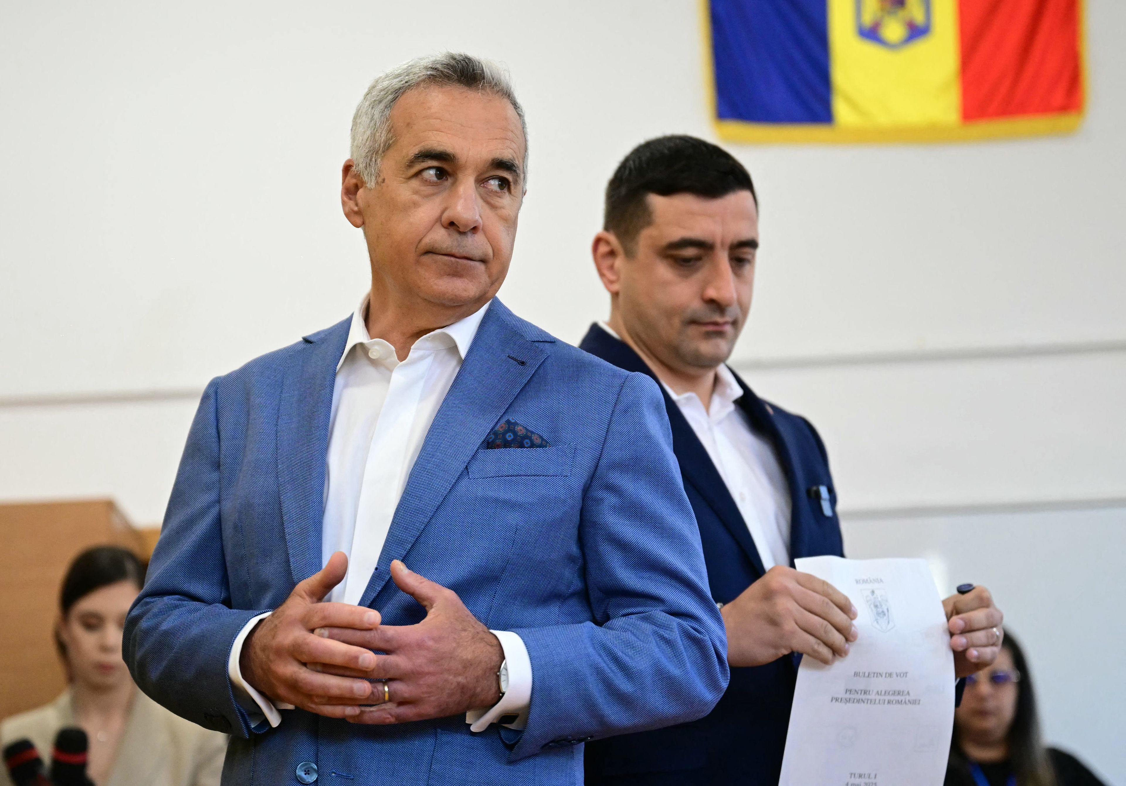 Lider nacjonalistycznej partii Sojusz na rzecz Zjednoczenia Rumunów (AUR) George Simion (z prawej) oddaje głos w wyborach prezydenckich w Rumunii w niedzielę 4 maja. Obok niego po lewej, wysunięty nieco na pierwszy plan stoi były kandydat Calin Georgescu, którego nieprawidłowości w kampanii doprowadziły do unieważnienia wyborów z listopada 2024 roku. W wyborach w maju 2024 ponownie oczekuje się, że w pierwszej turze zwycięży kandydat skrajnej prawicy.
