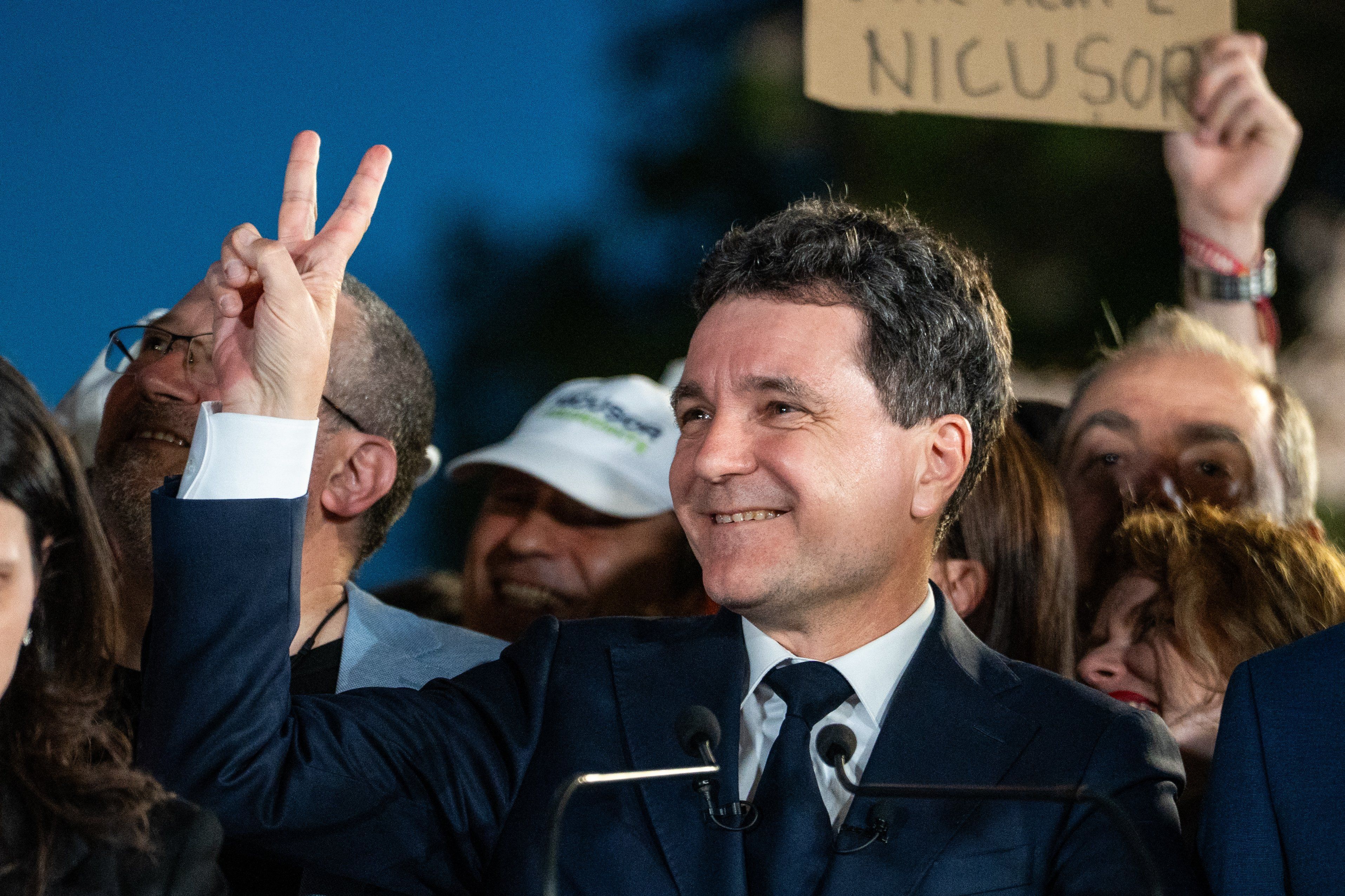 Kandydat na prezydenta Rumunii Nicusor Dan reaguje po ogłoszeniu wyników sondaży exit poll w Bukareszcie, 4 maja 2025 r.
