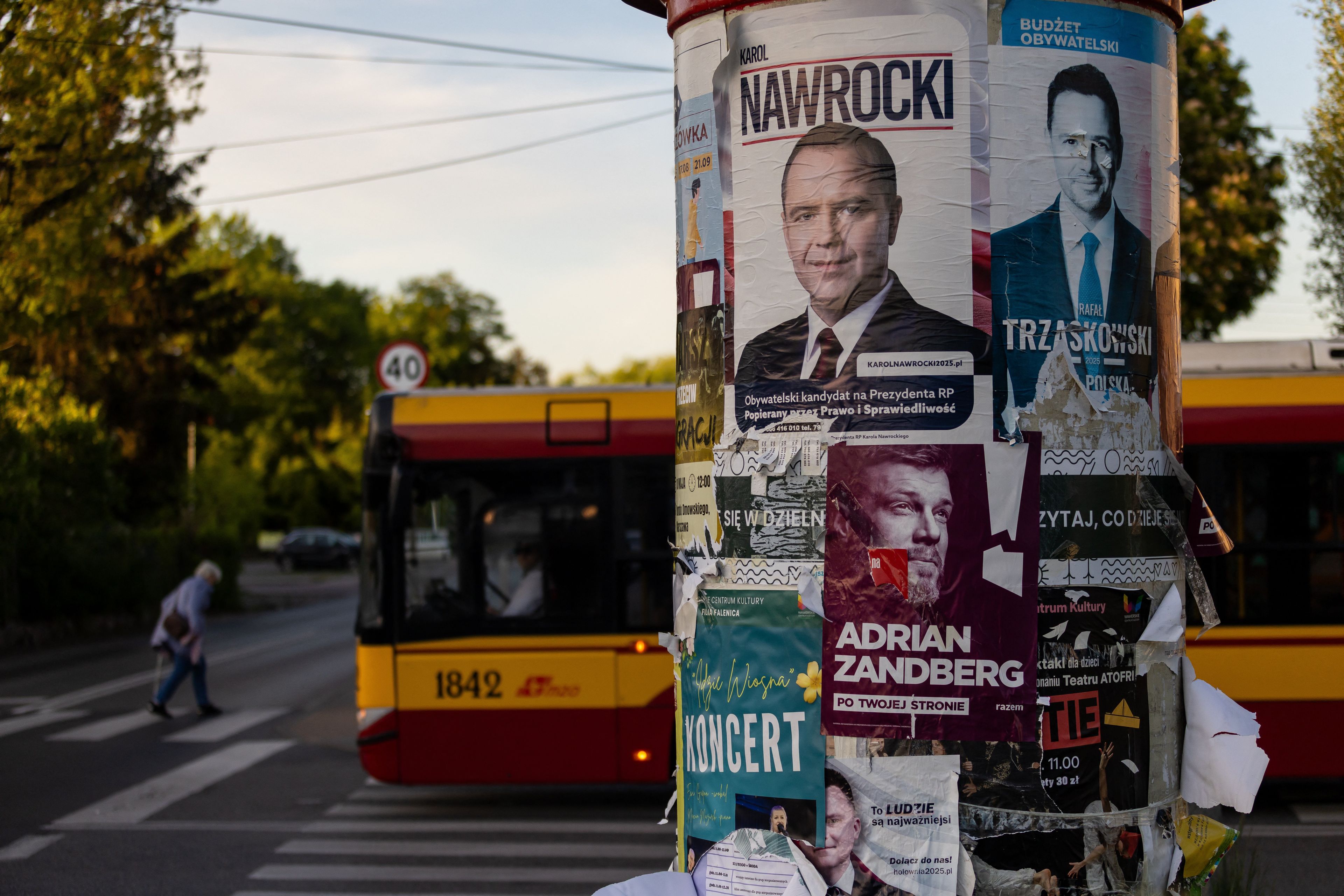 Słup z plakatami wyborczymi. Jest plakat Karol Nawrockiego, Rafała Trzaskowskiego i Adriana Zandberga