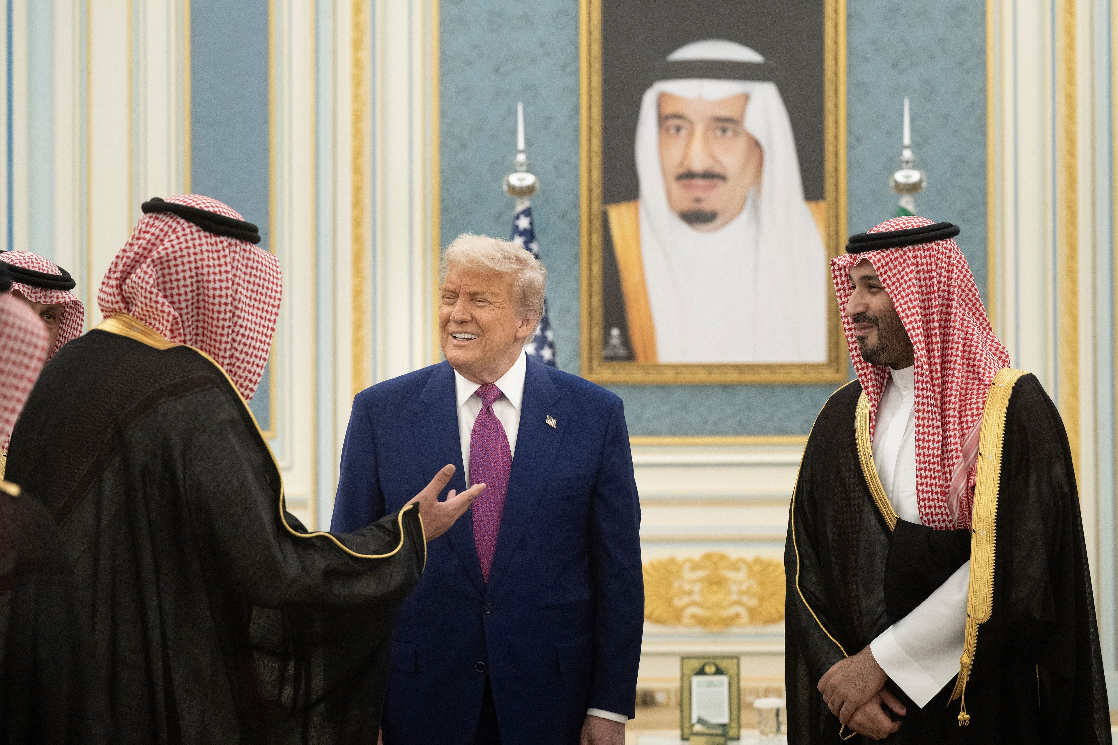 Donald Trump z dwoma mężczyznami w turbanach (jeden z nich to saudyjski książe Muhammad bin Salman)