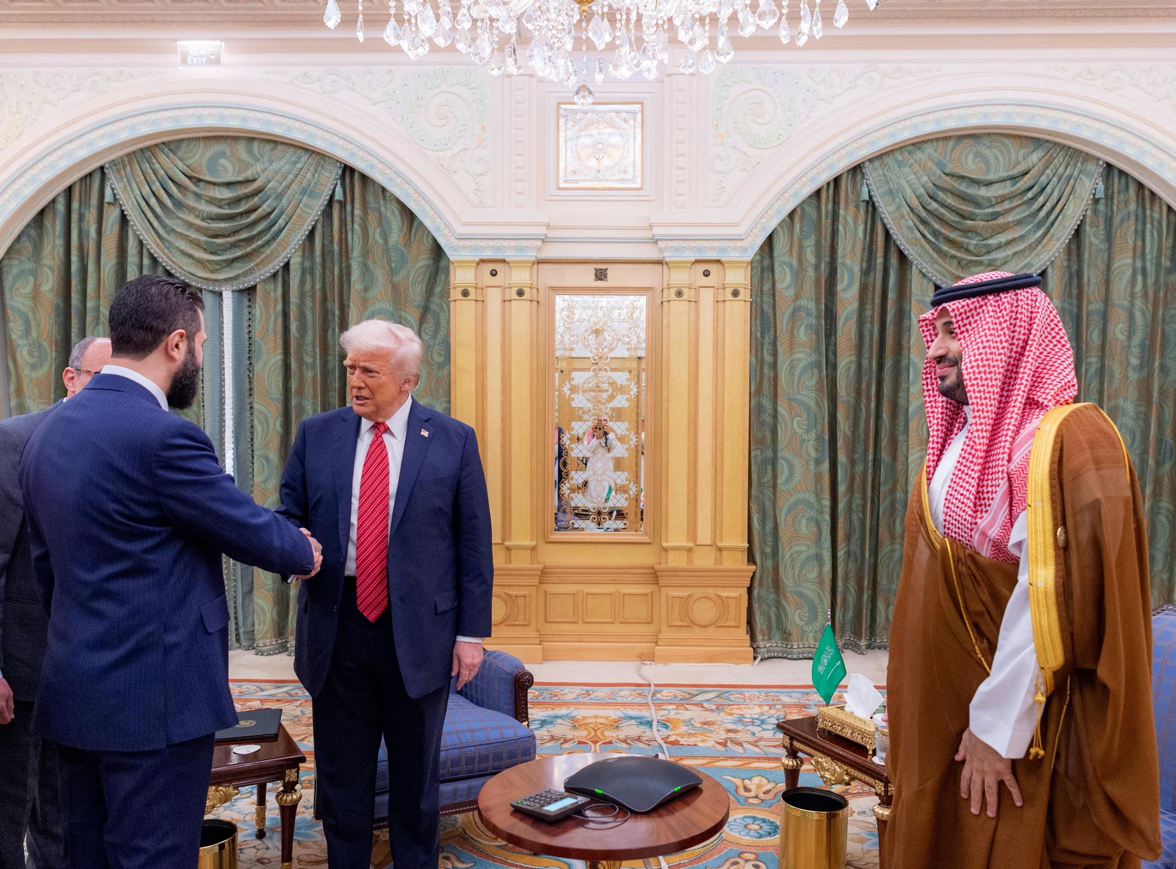 Donald Trump ściska dłoń Ahmada asz-Szar'y w obecności następny saudyjskiego tronu
