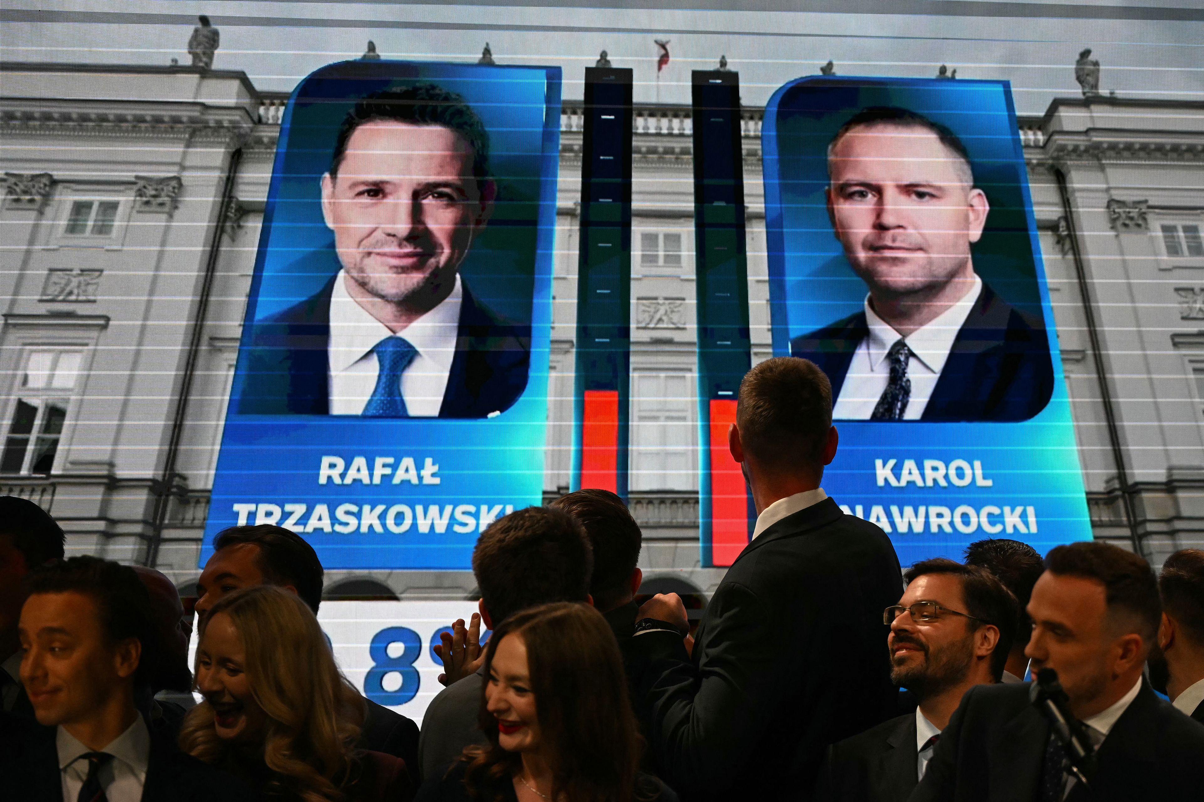 Wizualizacje na niebieskim tle z wizerunkami Rafała Trzaskowskiego i Karola Nawrockiego