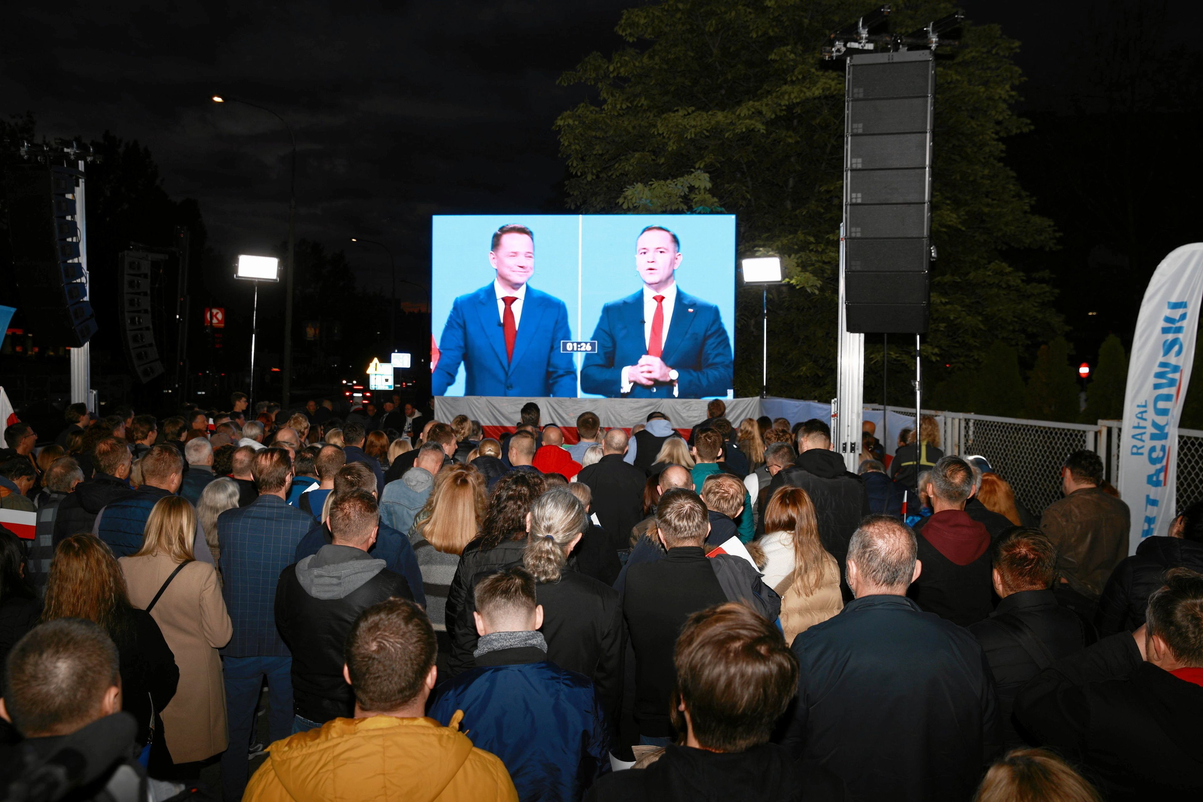 tłum ogląda debatę