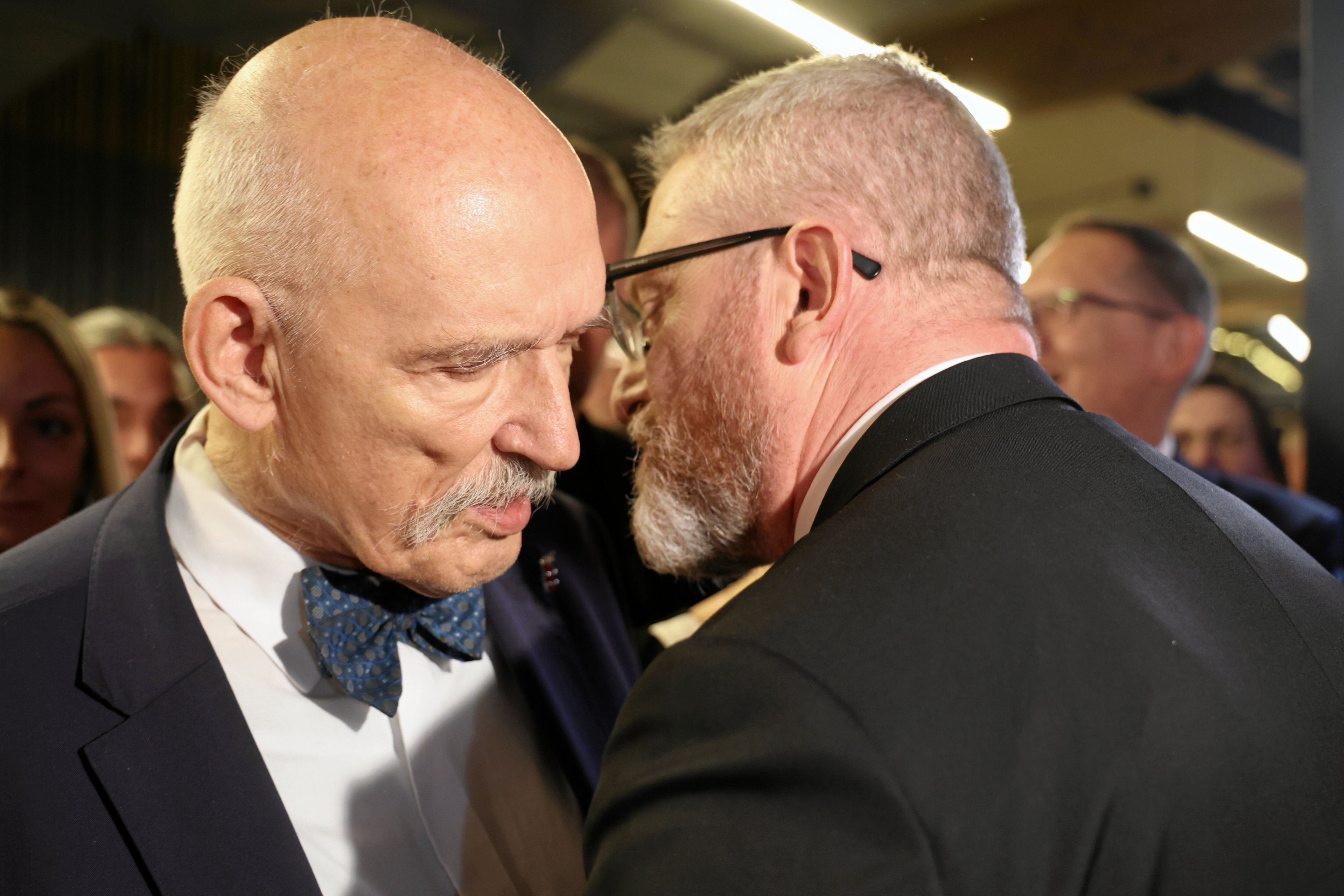 18.05.2025 Warszawa , ul . Szpilmana 6 . Kandydat Korony Polskiej na prezydenta RP Grzegorz Braun (L) i Janusz Korwin - Mikke (P) podczas wieczoru wyborczego .
Fot. Robert Kowalewski / Agencja Wyborcza.pl
