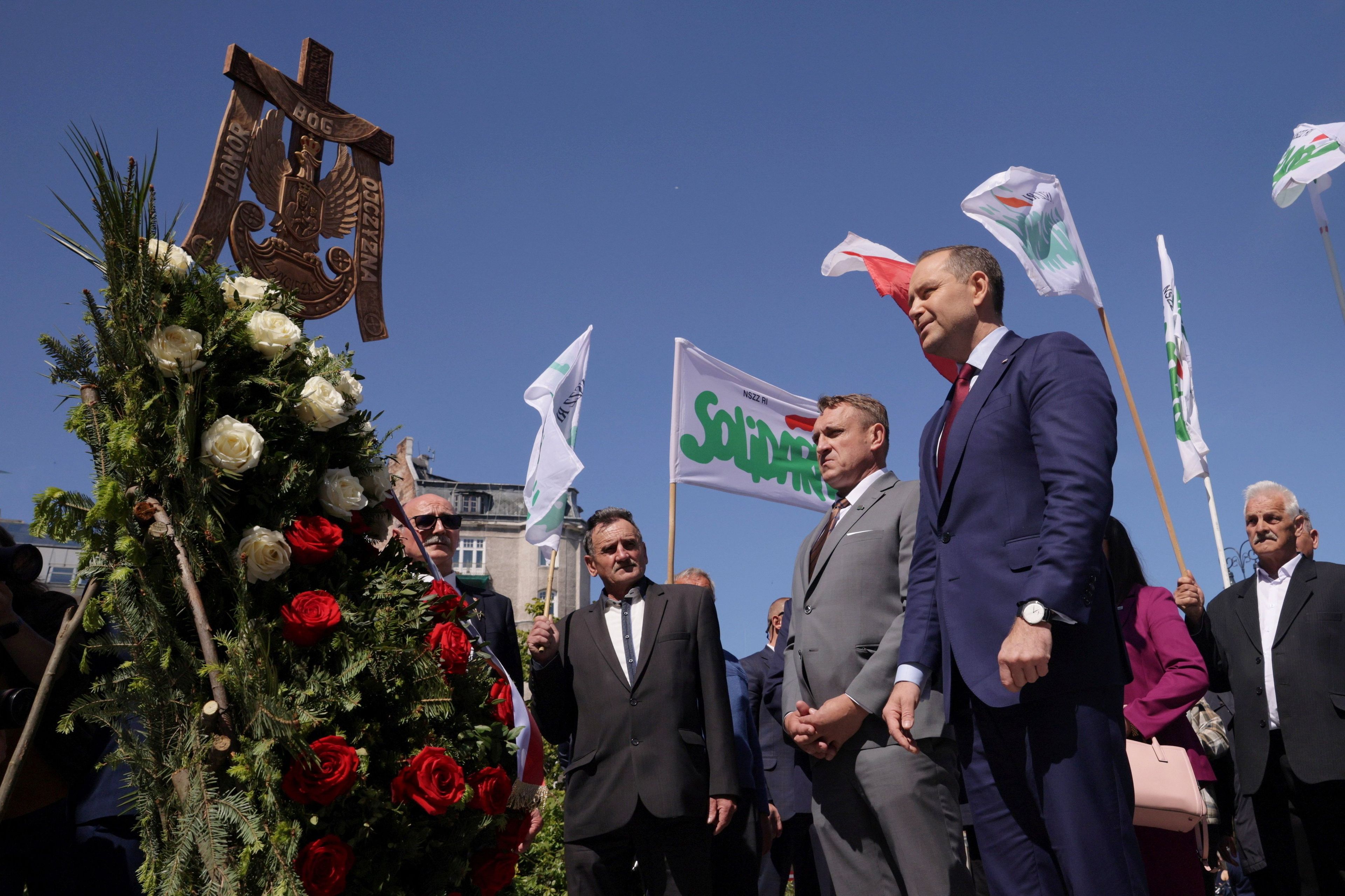Karol Nawrocki i związkowcy rolniczej solidarności przed pomnikiem Wincentego Witosa