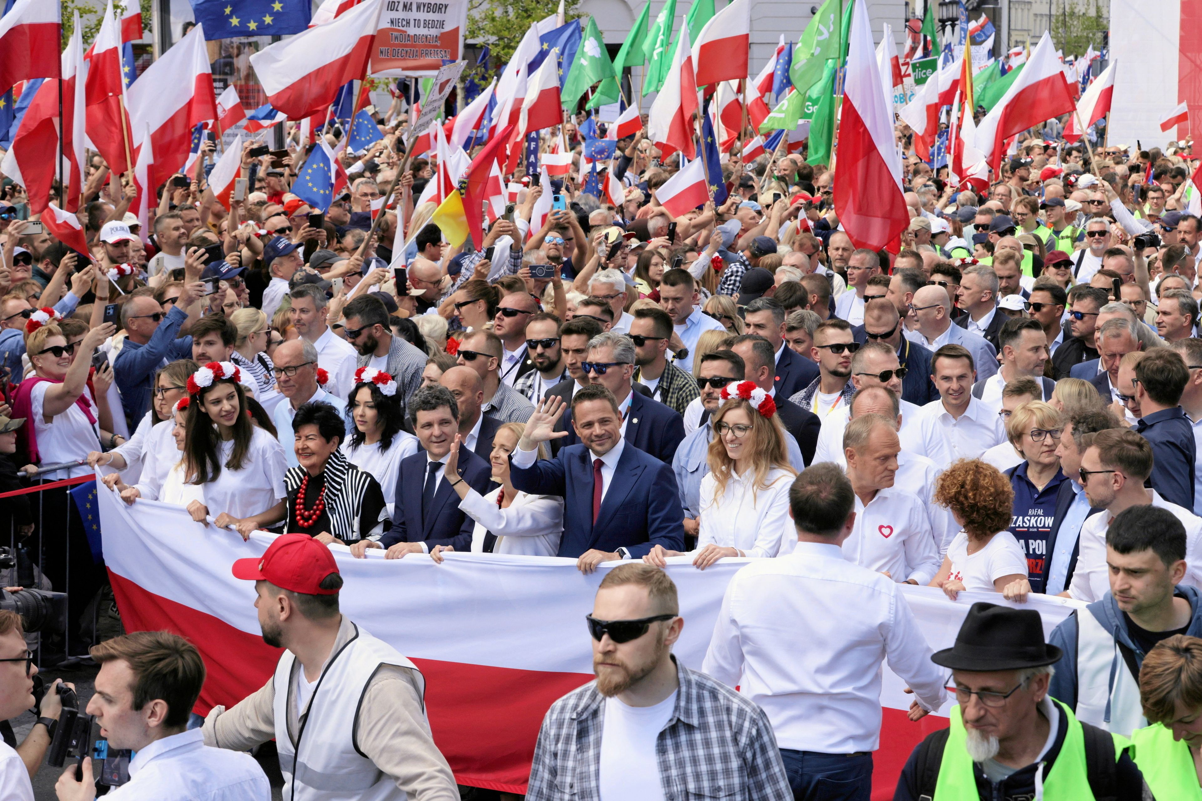 25.05.2025 Warszawa , Wielki Marsz Patriotow . W pierwszym rzedzie : kandydat KO w wyborach prezydenckich, prezydent stolicy Rafal Trzaskowski (c) i Malgorzata Trzaskowska (cl) oraz premier Donald Tusk (3p) i Joanna Senyszyn ( 4l) podczas marszu poparcia dla Rafala Trzaskowskiego - kandydata PO w Wyborach Prezydenckich 2025 .
Fot. Dawid Zuchowicz / Agencja Wyborcza.pl