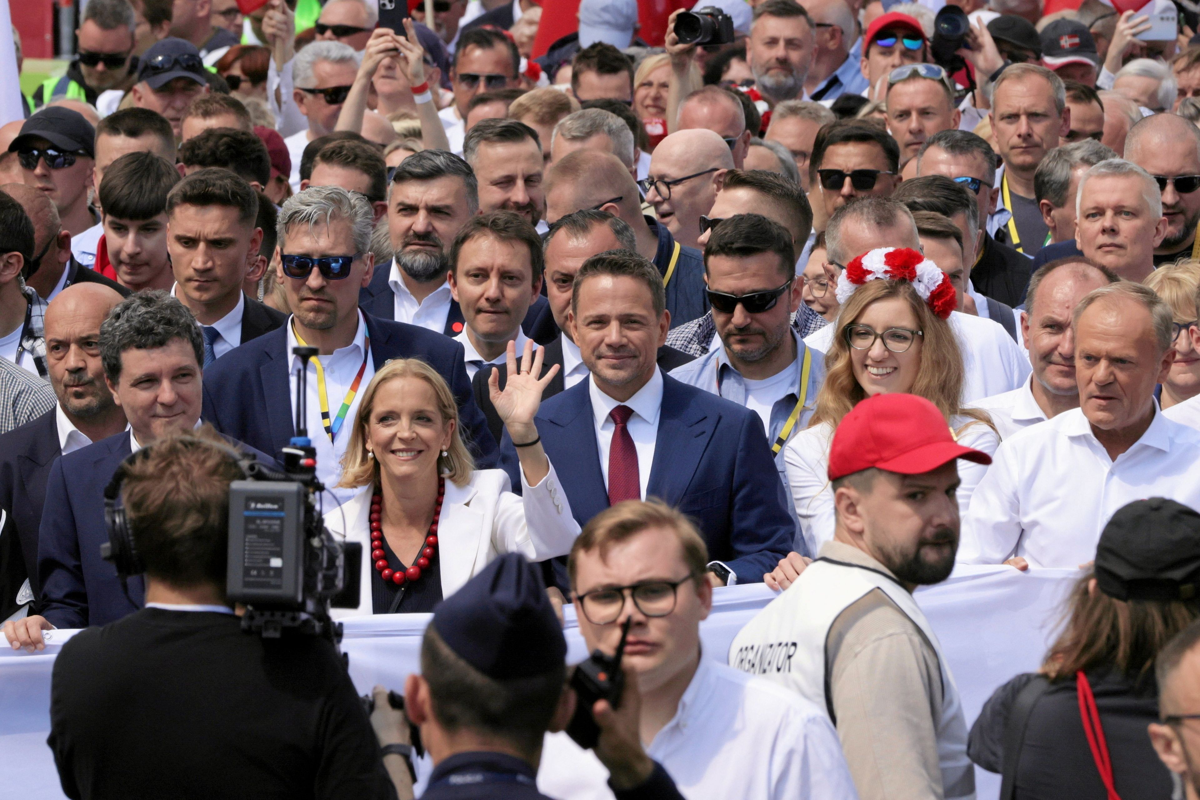 25.05.2025 Warszawa , Wielki Marsz Patriotow . Kandydat KO w wyborach prezydenckich, prezydent stolicy Rafal Trzaskowski (c) i Malgorzata Trzaskowska (cl) oraz premier Donald Tusk (p) podczas marszu poparcia dla Rafala Trzaskowskiego - kandydata PO w Wyborach Prezydenckich 2025 .
Fot. Dawid Zuchowicz / Agencja Wyborcza.pl