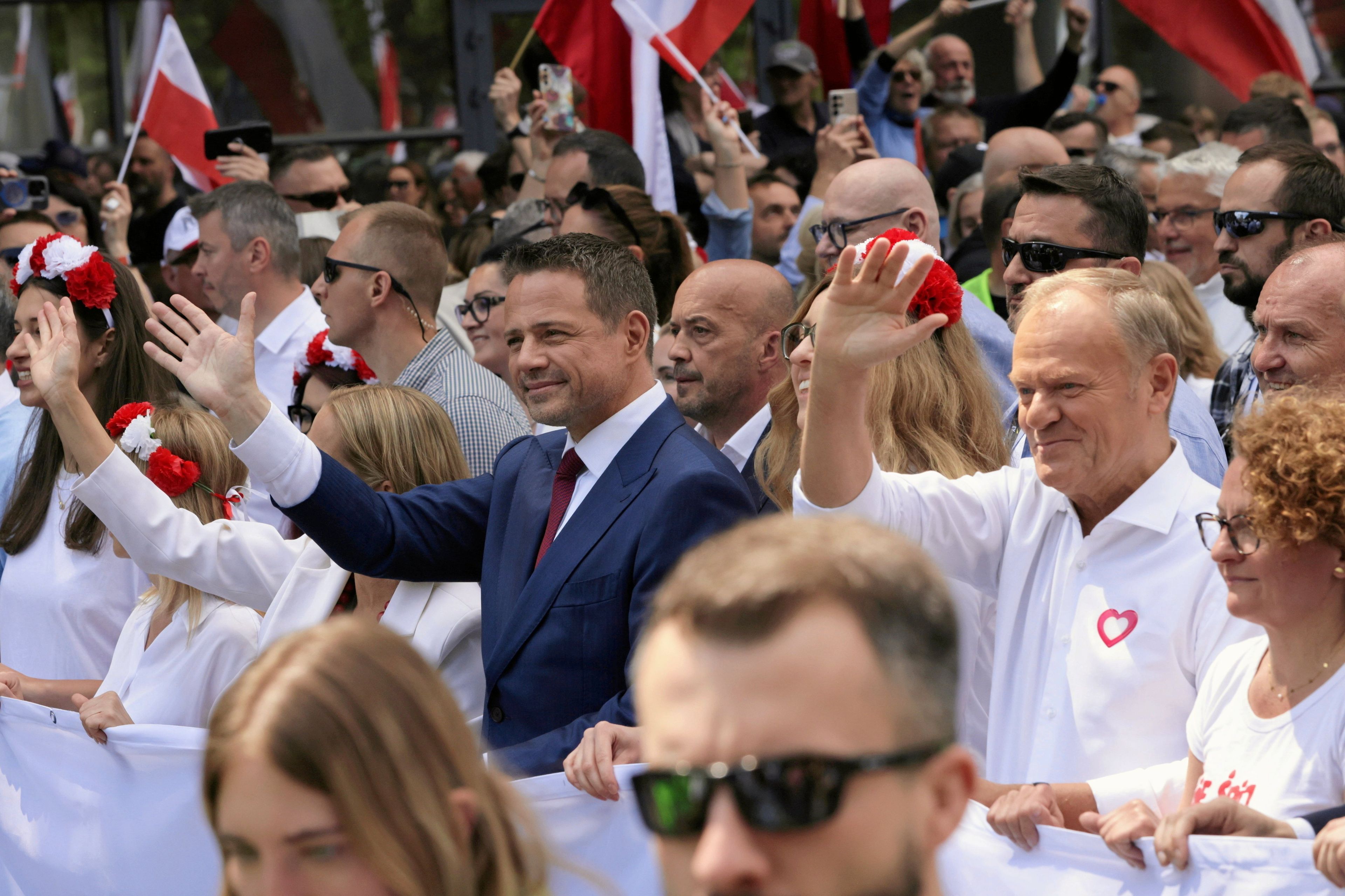 Na pierwszym planie Rafał Trzaskowski i Donald Tusk, otoczeni tłumem ludzi