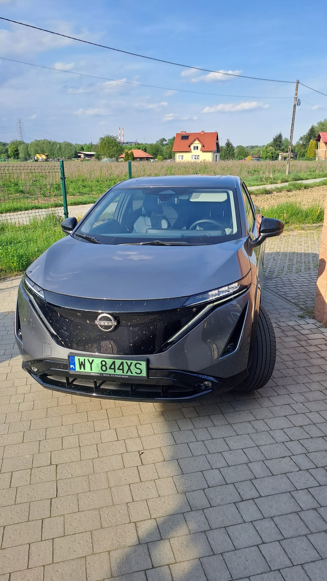 Nissan Ariya na podjeździe do garażu