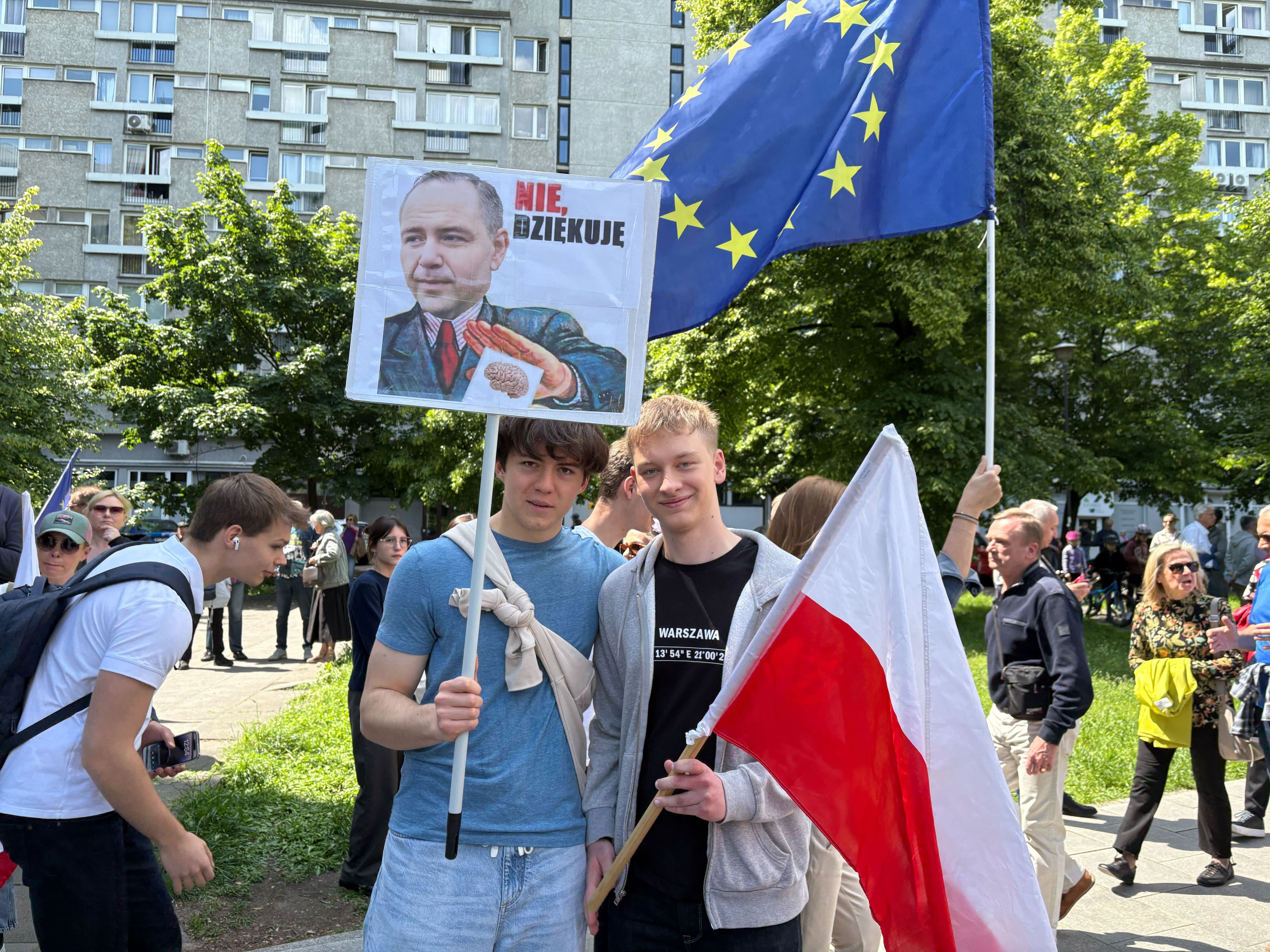 Dwóch młodych mężczyzn z flagą Polski i UE