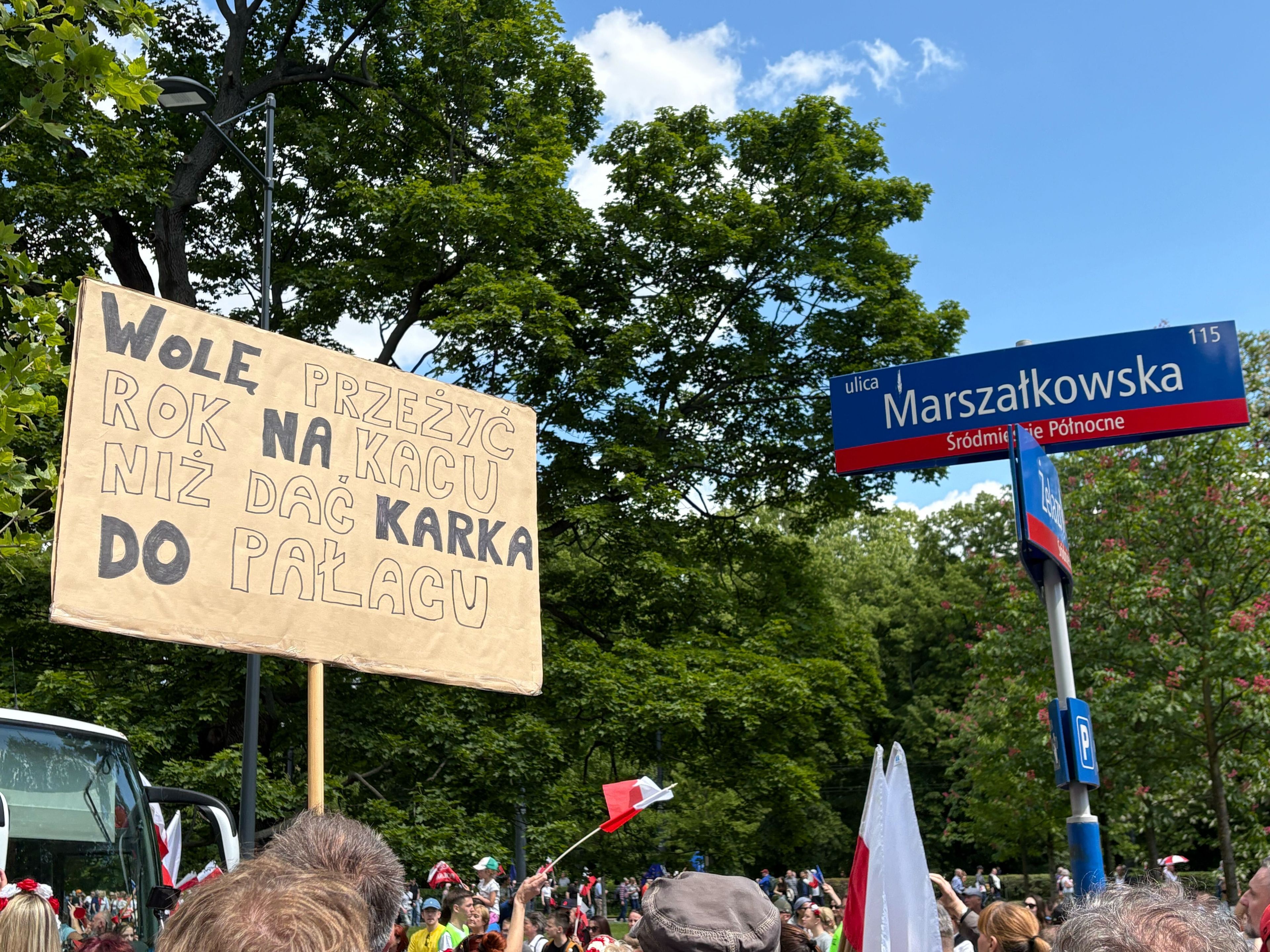 Transparent przy tabliczce z nazwą ulicy "Marszałkowska"