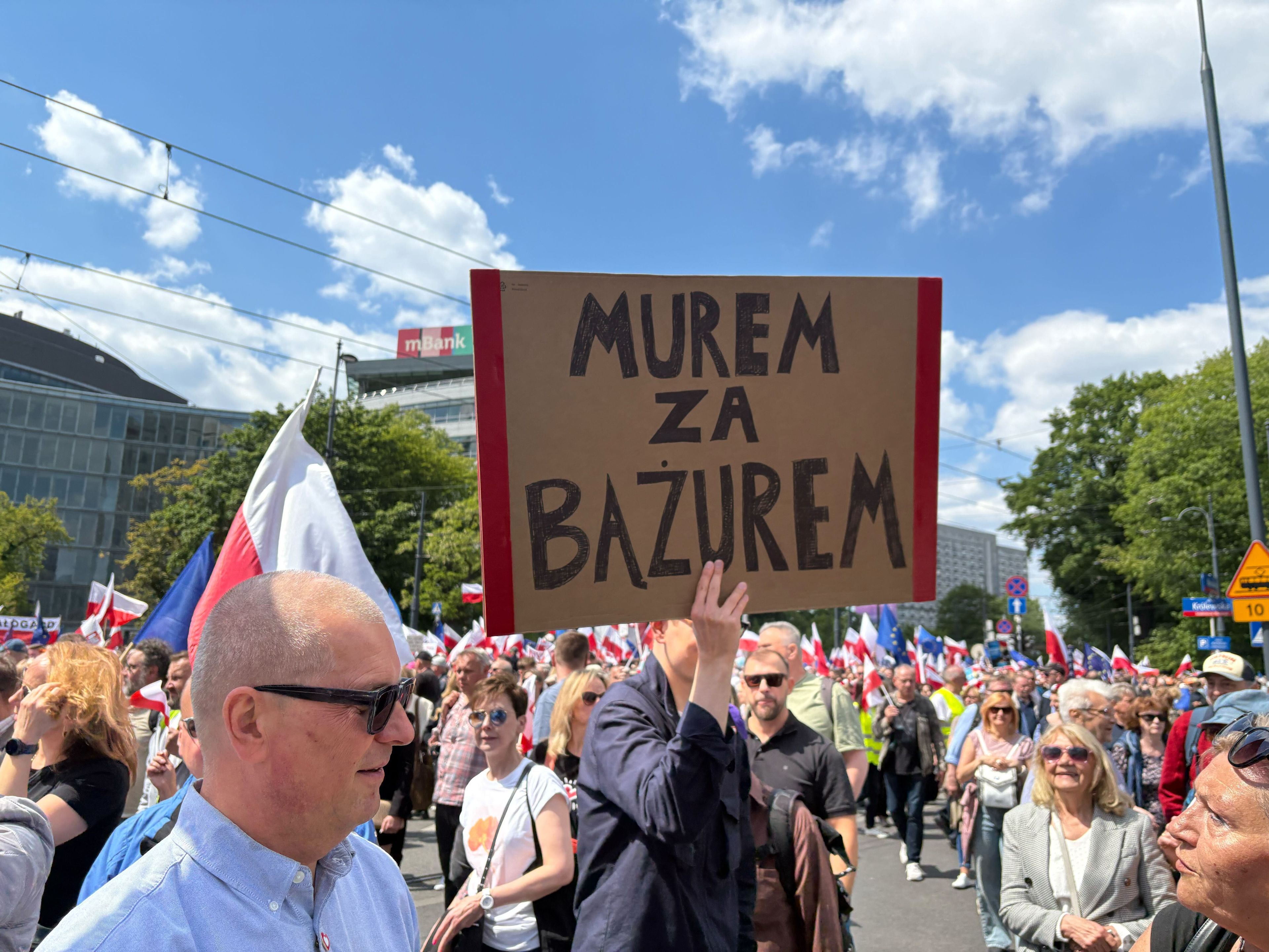 Transparent z napisem "Murem za Bążurem"