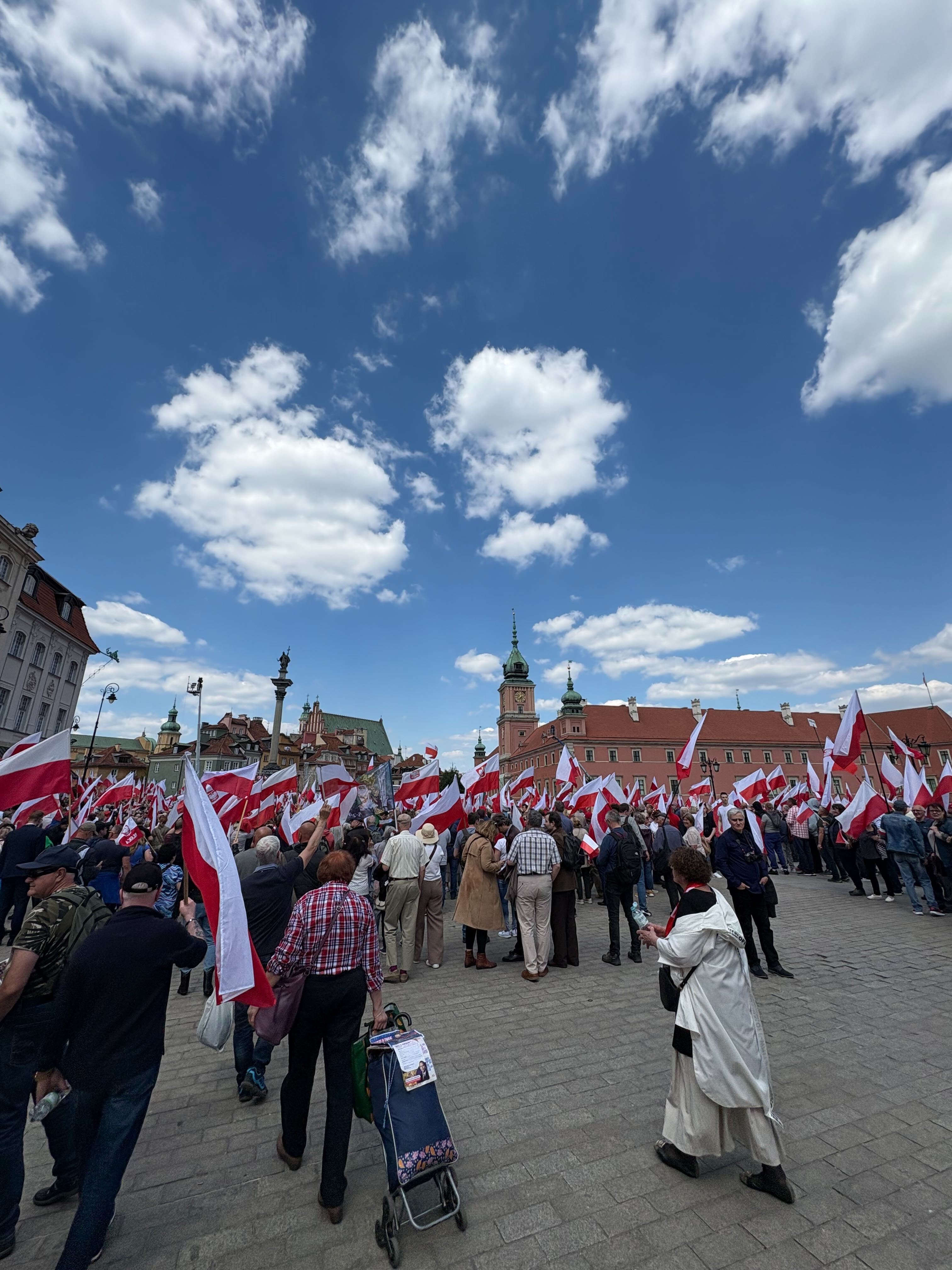 Tłumy z biało-czerwonymi flagami na pl. Zamkowym