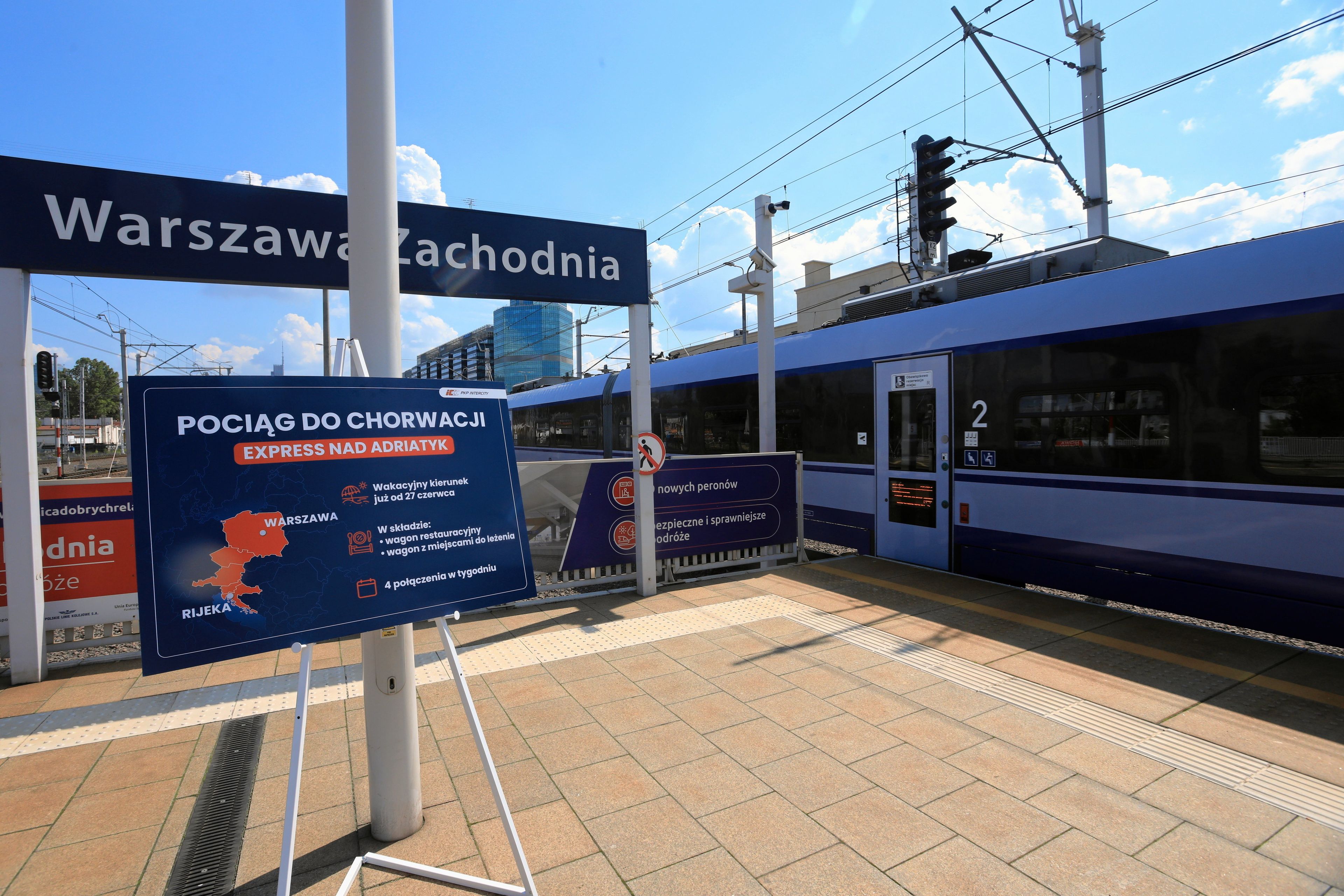 tablica ze mapą połączenia do Chrowacji na peronie stacji Warszawa Zachodnia, w tle wagon pociągu