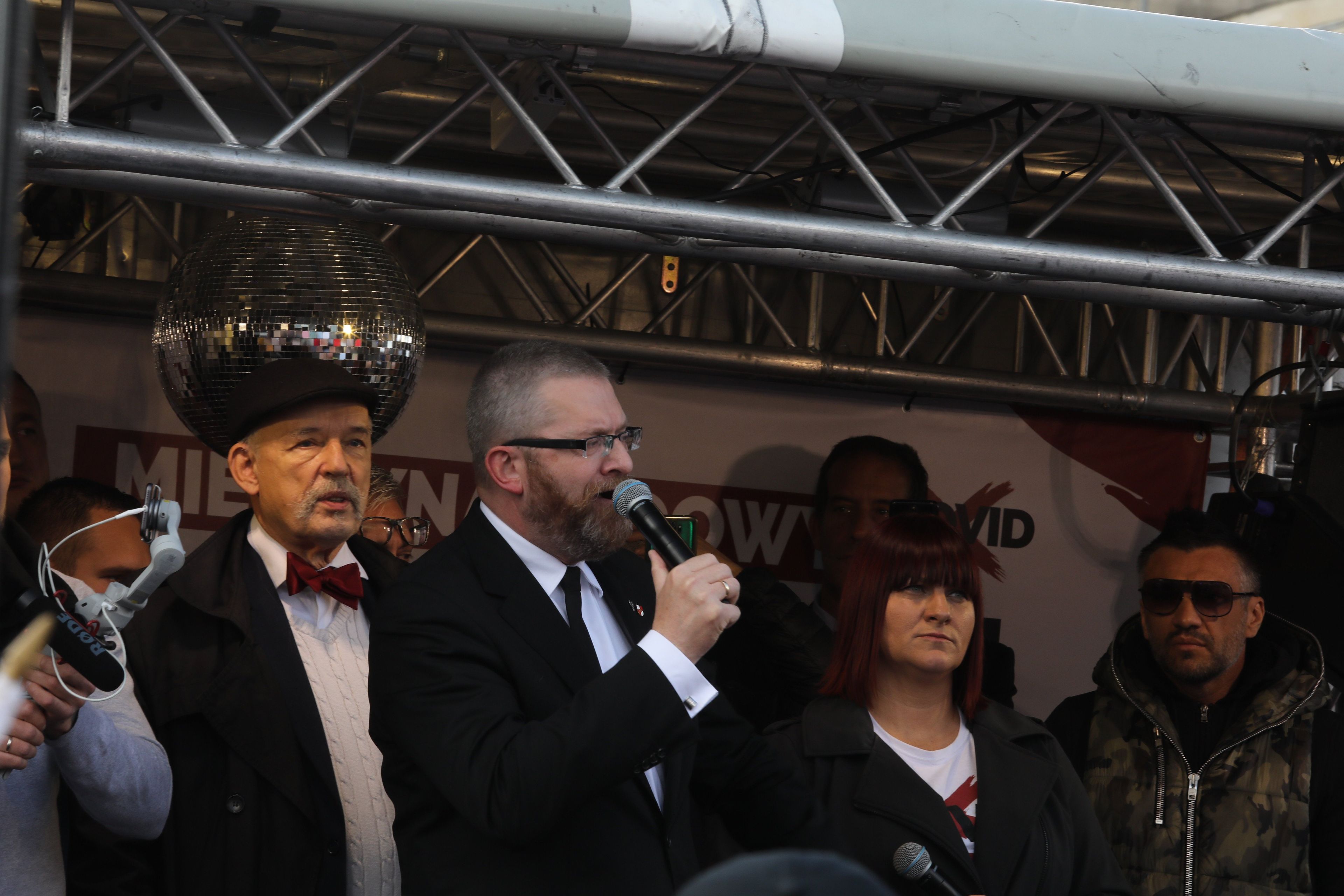 Dwóch mężczyzn i kobieta na scenie
