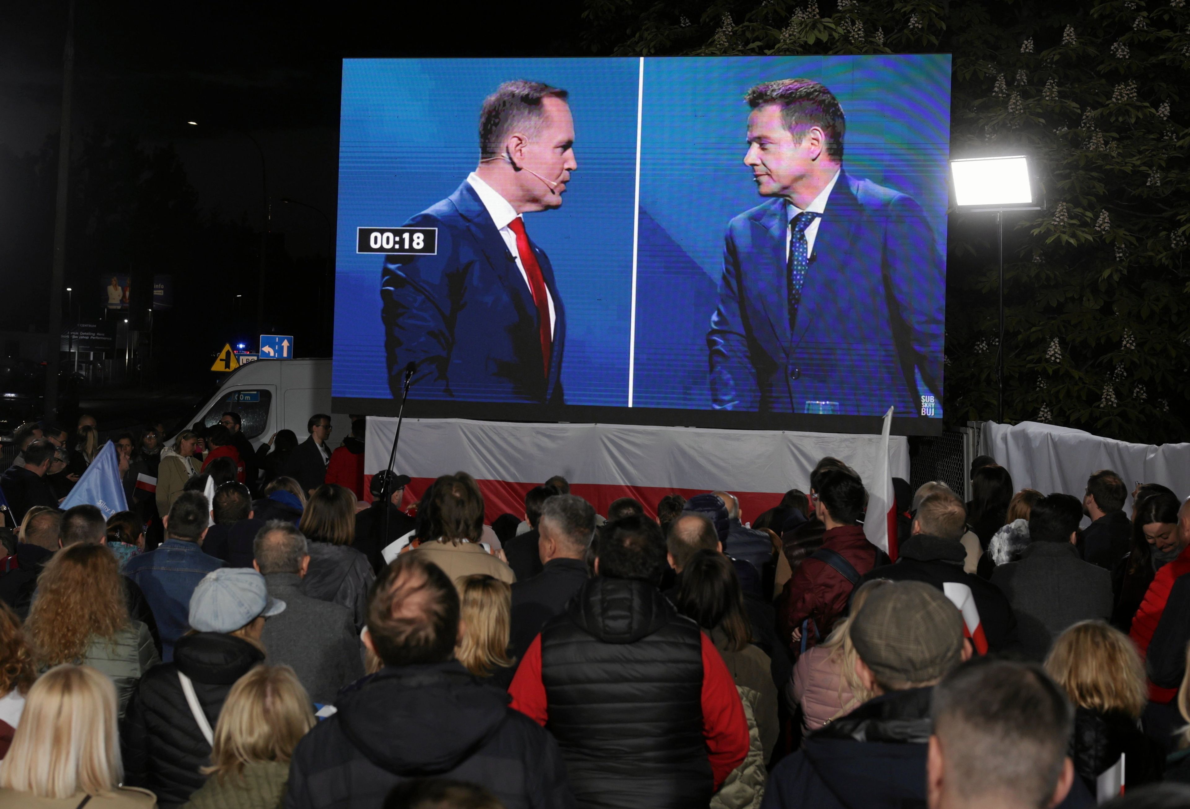 12.05.2025  Warszawa  . ul . Woronicza 17  . Kandydaci w wyborach prezydenckich Karol Nawrocki (l), Rafal Trzaskowski (p) podczas debaty prezydenckiej . W siedzibie Telewizji Polskiej odbywa sie przedwyborcza debata kandydatow na prezydenta RP, transmitowana przez trzy ogolnopolskie stacje TVP , TVN i Polsat . 
Fot . Kuba Atys / Agencja Wyborcza.pl