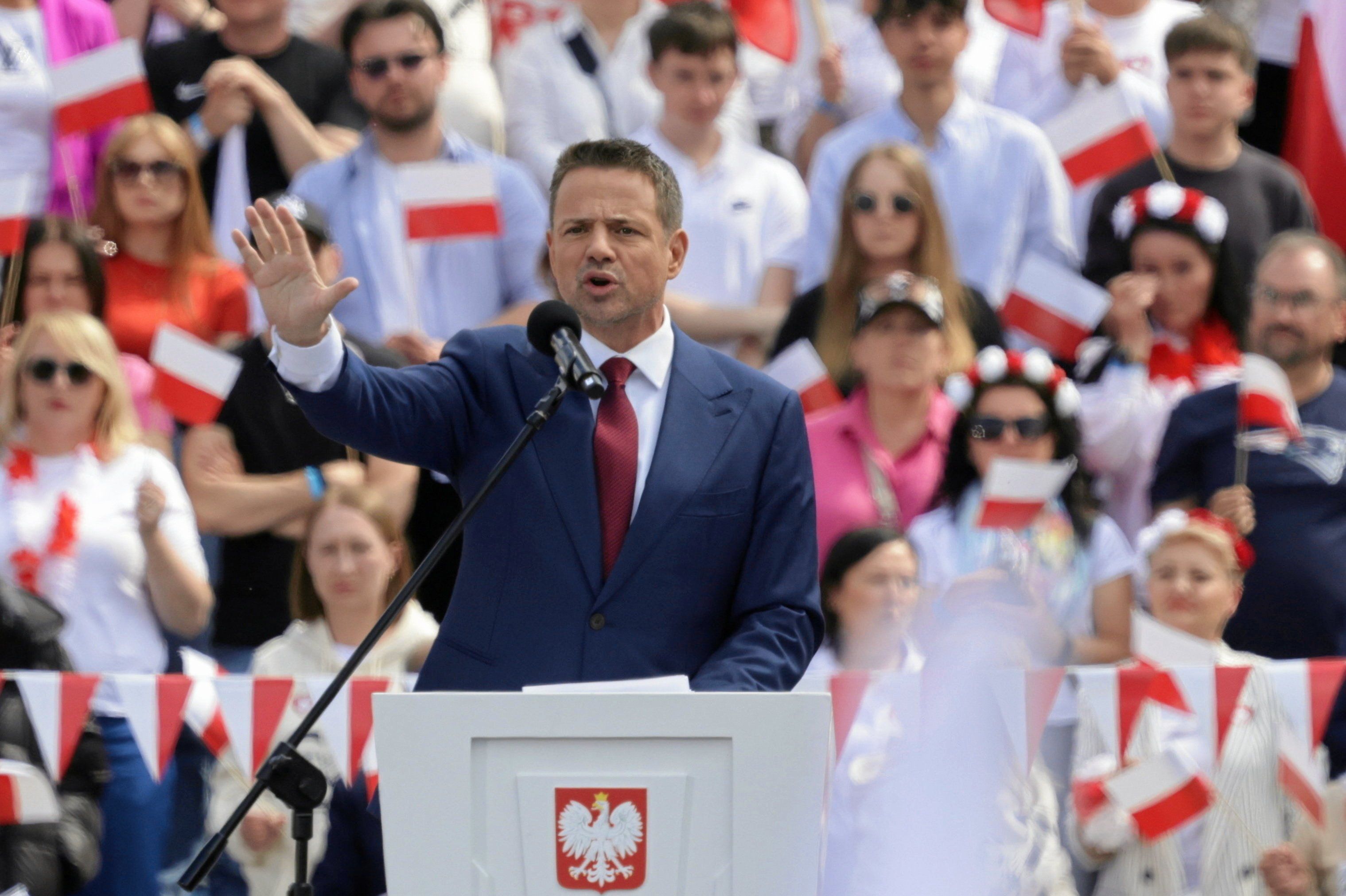 Rafał Trzaskowski na tle tłumu ludzi