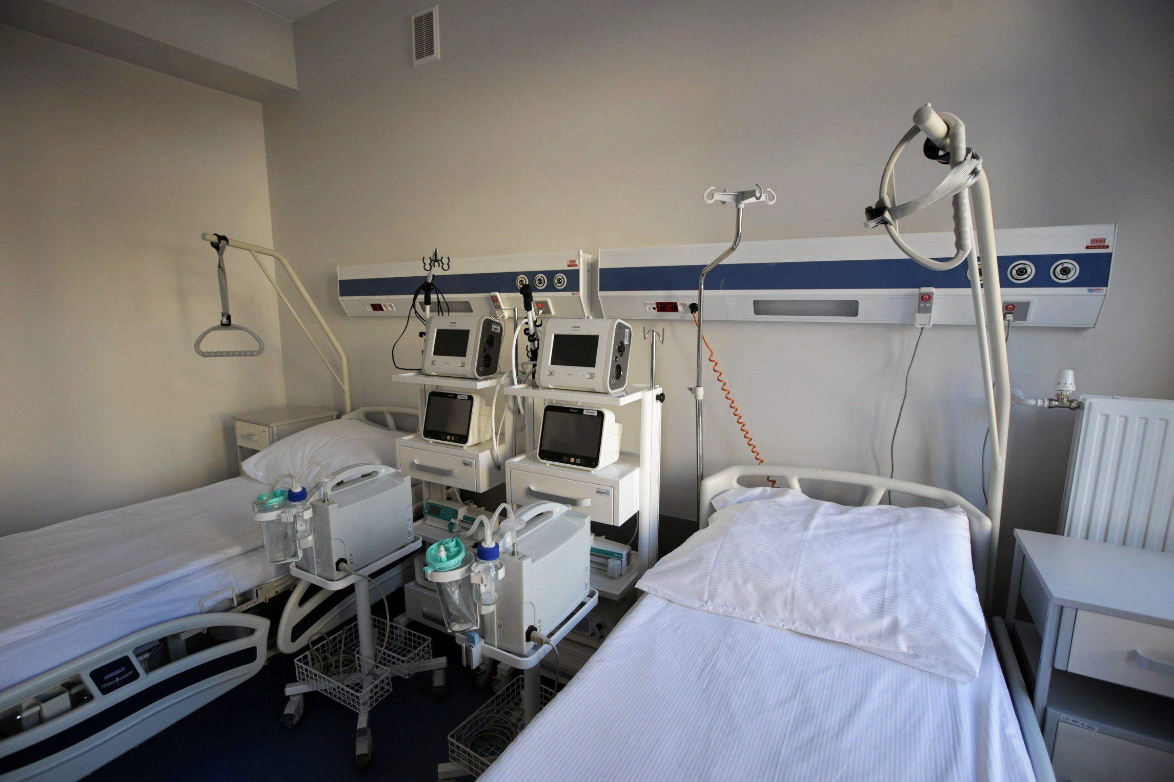 08.11.2022 Czerwona Gora , Wojewodzki Szpital Specjalistyczny im. Sw. Rafala .  Otwarcie Oddzialu III Chorob Pluc . N/z Sala NNW .
Fot. Pawel Malecki / Agencja Wyborcza.pl