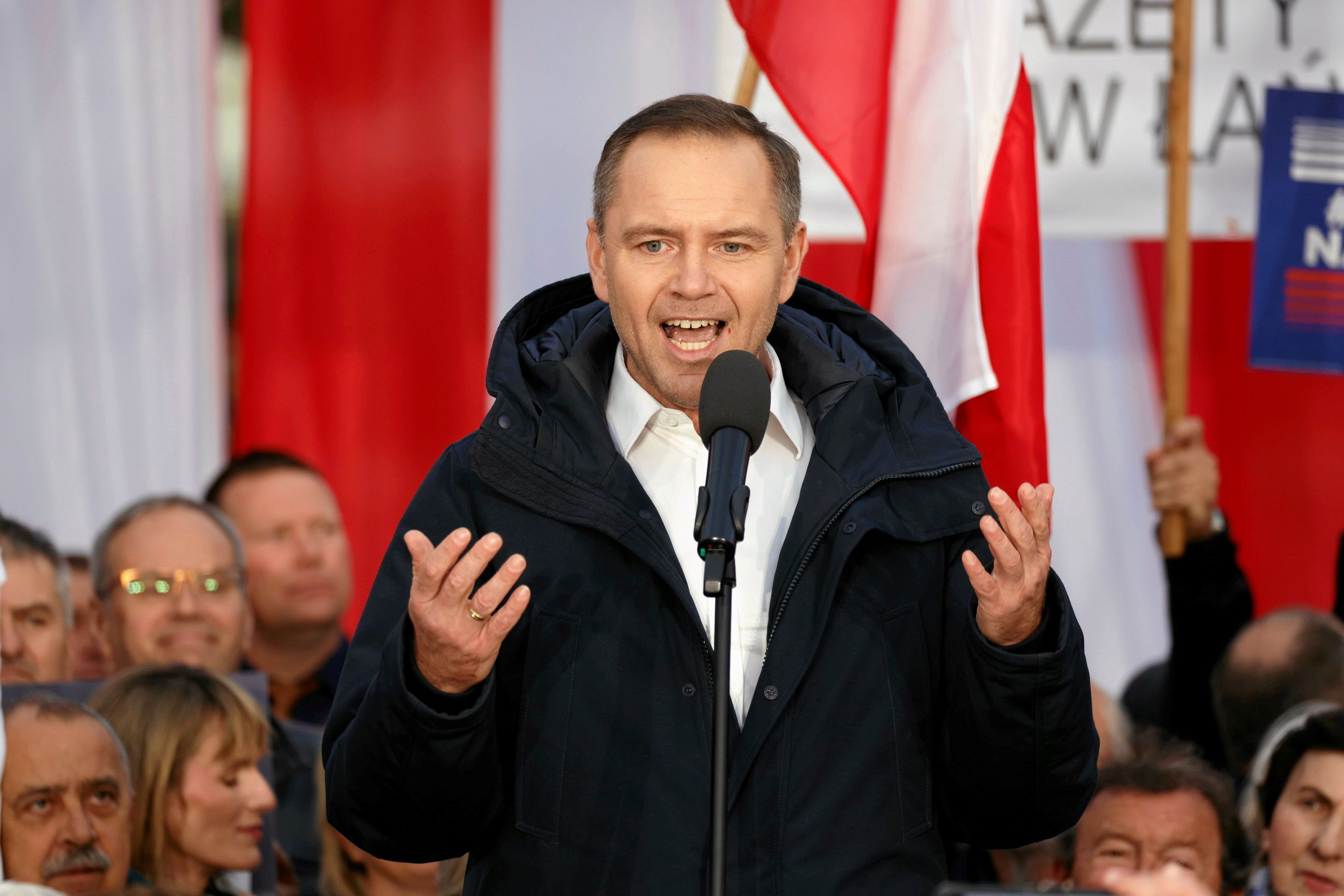 08.05.2025 Rzeszow , Rynek . Kandydat Komitetu Obywatelskiego na urzad Prezydenta RP , popierany przez Prawo i Sprawiedliwosc , prezes Instytutu Pamieci Narodowej Karol Nawrocki podczas spotkania z mieszkancami .
Fot. Patryk Ogorzalek / Agencja Wyborcza.pl