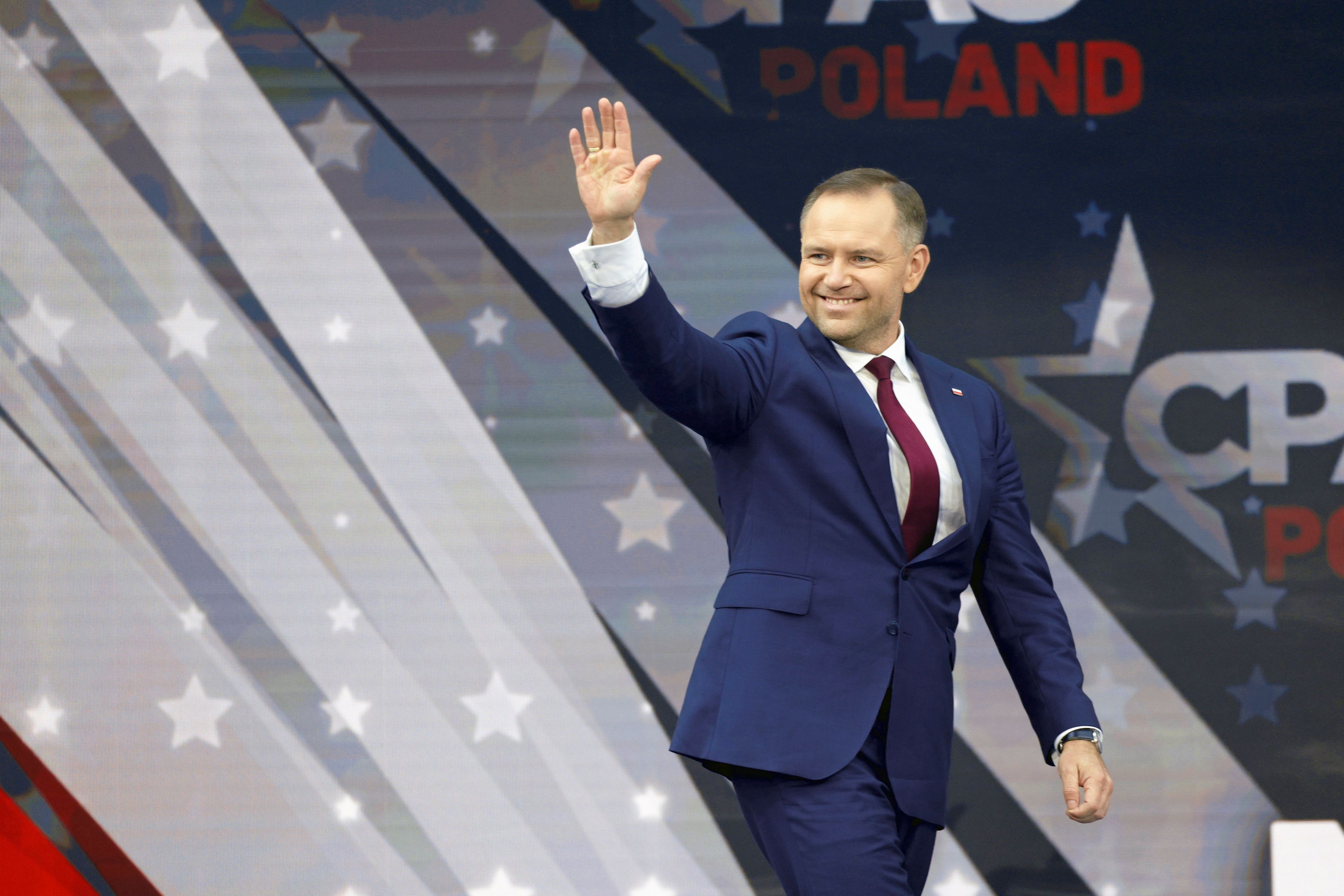 Karol Nawrocki pozdrawia ze sceny na konferencji CPAC
