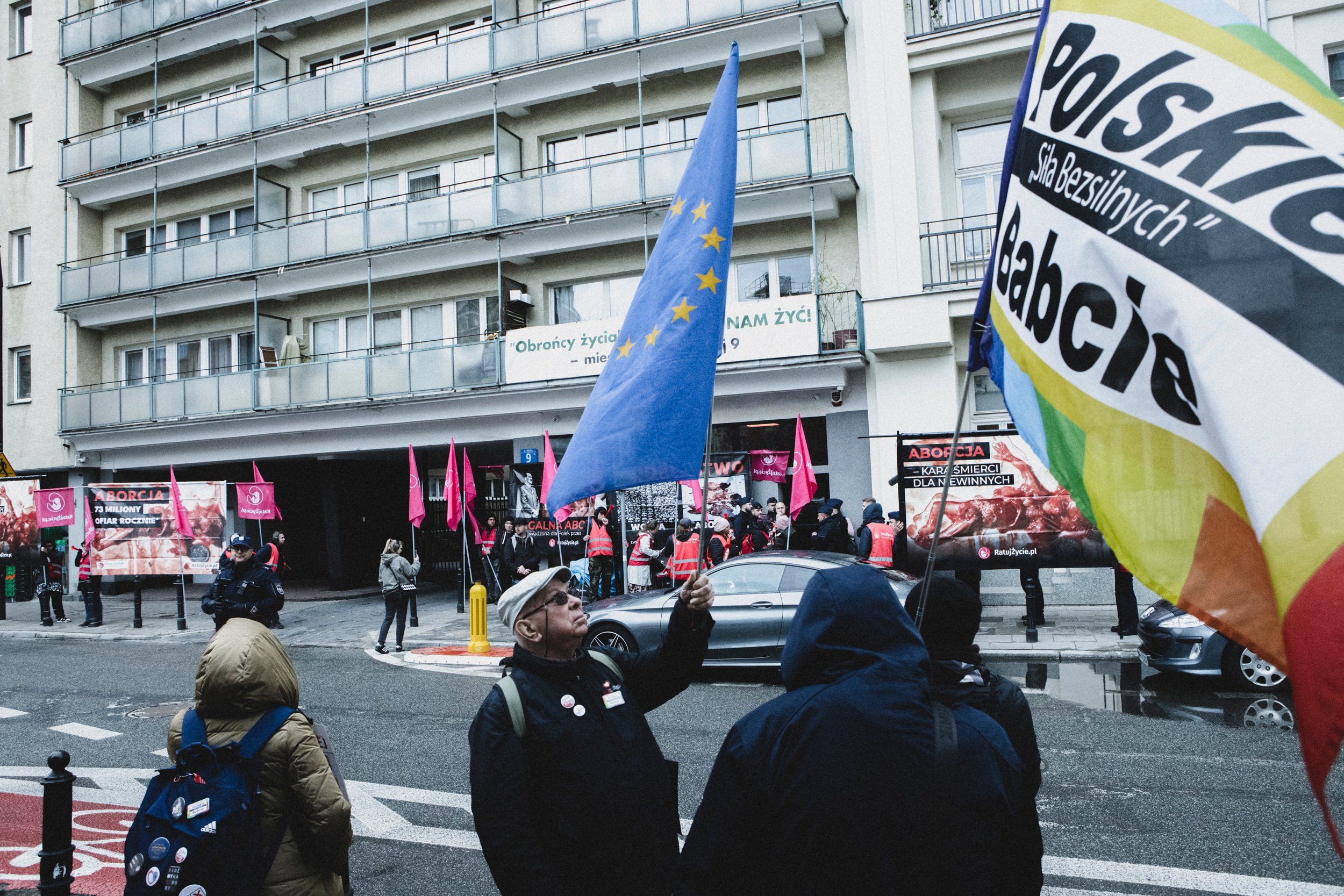 Kolejny raz pod przychodnią Abotak przeciwnicy aborcji zorganizowali swoje zgromadzenie. Przez wiele godzin uzbrojeni w wuwuzele, głośne nagranie płaczu dziecka utrudniają pracę przychodni, życie mieszkańców oraz zwykłe przejście przez chodnik przypadkowym przechodniom.
Dzisiaj kilka razy doszło do agresji słownej i naruszania nietykalności cielesnej, zwłaszcza ze strony jednej uczestniczki zgromadzenia, w stosunku do przechodniów oraz osób dokumentujących całe zajście. Byliśmy wulgarnie wyzywani, wypychani i kopani, w tym ja, co finalnie będzie skutkowało zgłoszeniem tego na policji.
Przeciwnicy aborcji regularnie trąbią prosto w ucho osobom, które chcą wejść do przychodni. Co ciekawe sami noszą słuchawki chroniące przed hałasem.
Osoby pracujące w Abotak dostały dzisiaj wsparcie miedzy innymi  od Polskie Babcie, Strajk Kobiet, Wschód oraz przyjaciół i przyjaciółek, które stały z transparentami i plakatami po drugiej stronie ulicy lub bezpośrednio pod drzwiami przychodni.