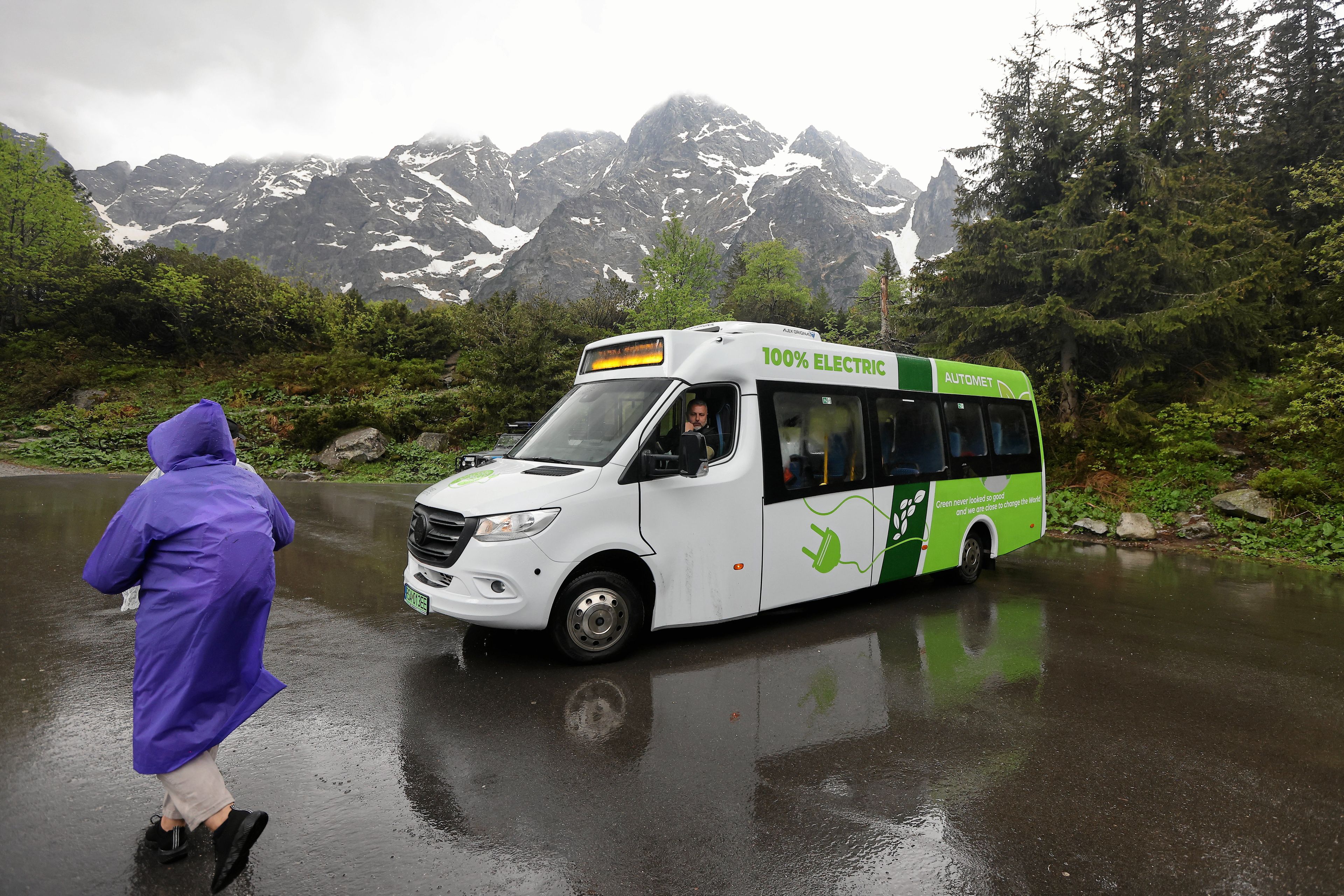 bus na tle deszczowych tatr