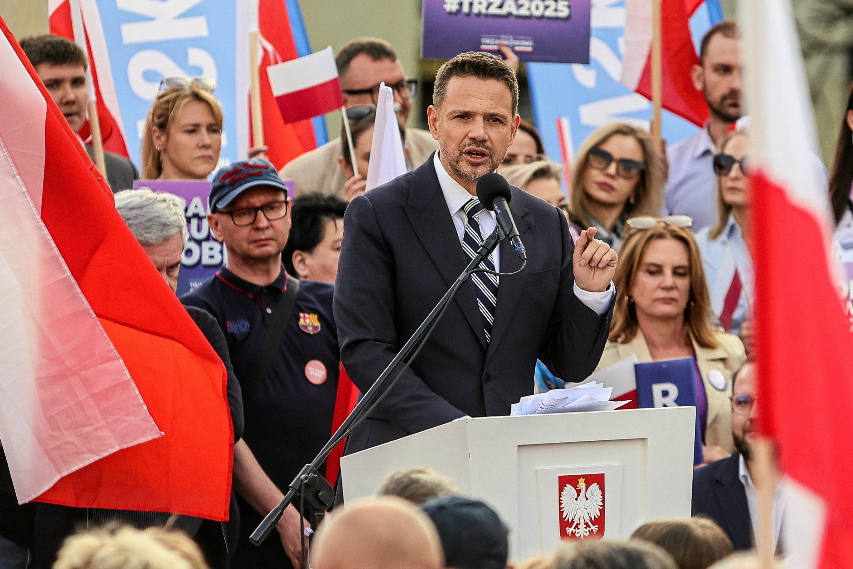 Rafał Trzaskowski w czasie kampanijnego wystąpienia na tle swoich sympatyków