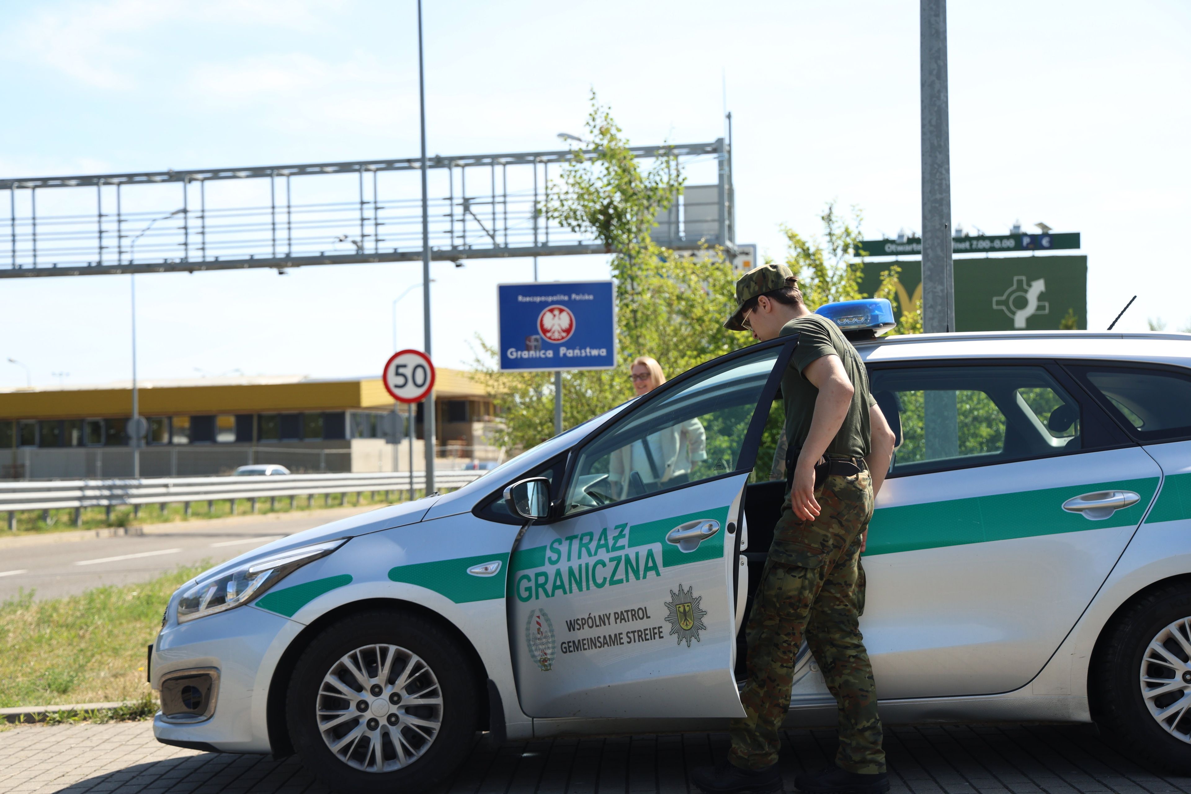 26.06.2025 Lubieszyn . Przejscie graniczne Lubieszyn - Linken . Patrol polska straz graniczna , wspolny polsko niemiecki patrol z gemeinsame streofe . Po niemieckiej stronie niemiecka policja sprawdza wyrywkowo samochody przejezdzajace granice polsko - niemiecka i wjazdzajace do Niemiec .
Fot. Cezary Aszkielowicz / Agencja Wyborcza.pl
