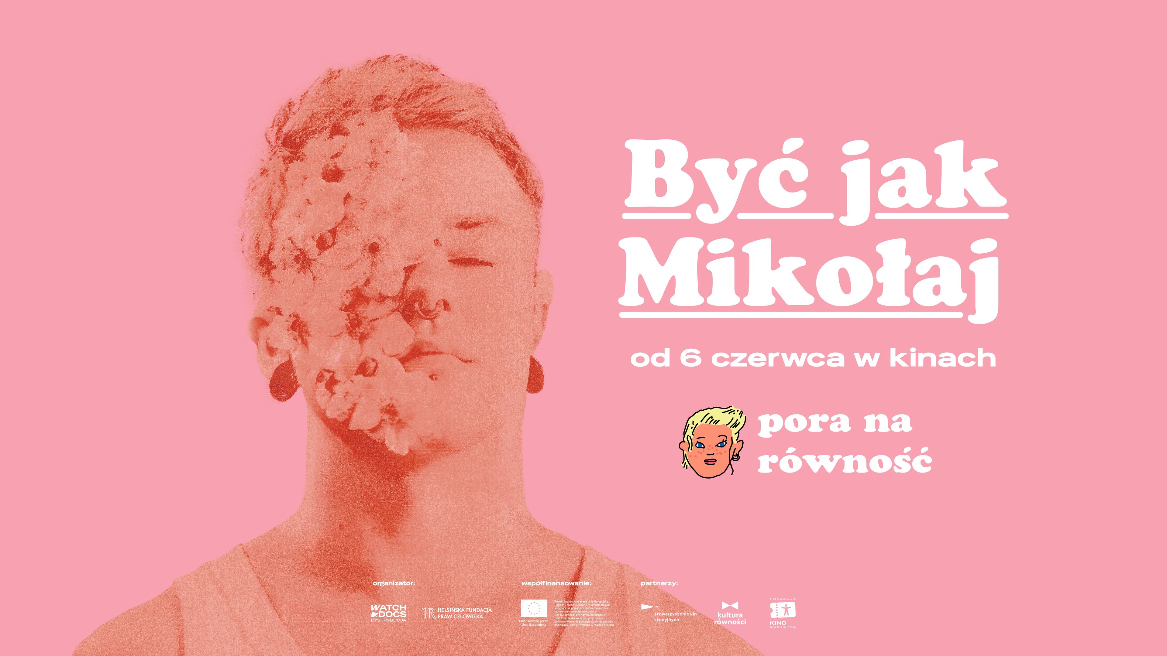 Różowa grafika, na której widać twarz młodego chłopaka do połowy przykrytą kwiatami. Obok napisy "Być jak Mikołaj od 6 czerwca w kinach" oraz "Pora na równość"