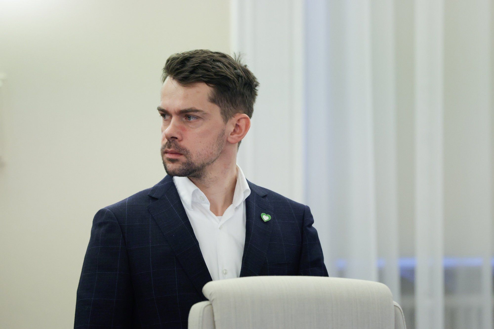 Wiceminister Kołodziejczak w ciemnej marynarce i białej koszuli