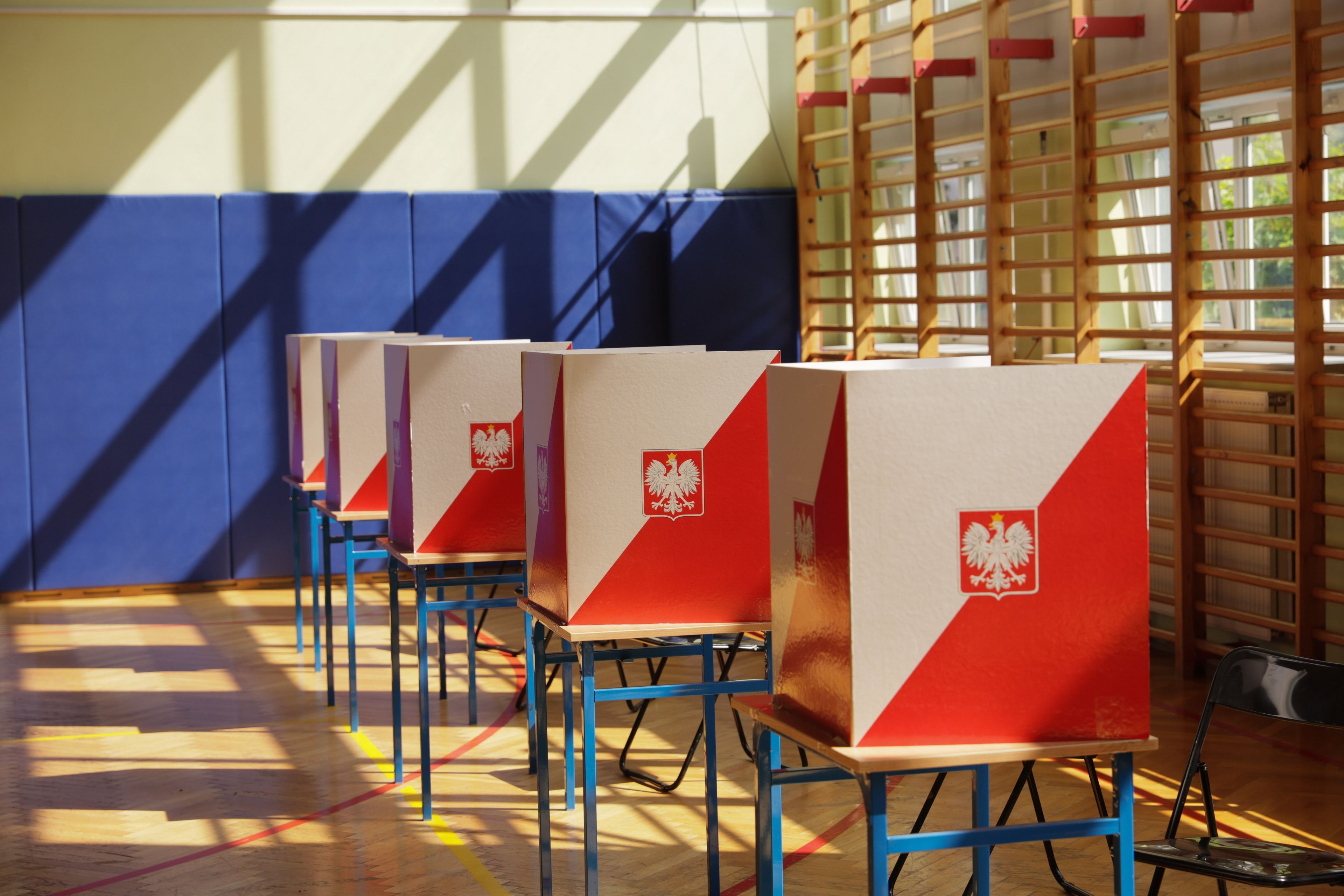 01.06.2025 Warszawa , ul. Wilczy Dol 4 , Obwodowa Komisja Wyborcza numer 622 . Glosowanie  w II turze wyborow prezydenckich 2025 .
Fot. Dawid Zuchowicz / Agencja Wyborcza.pl