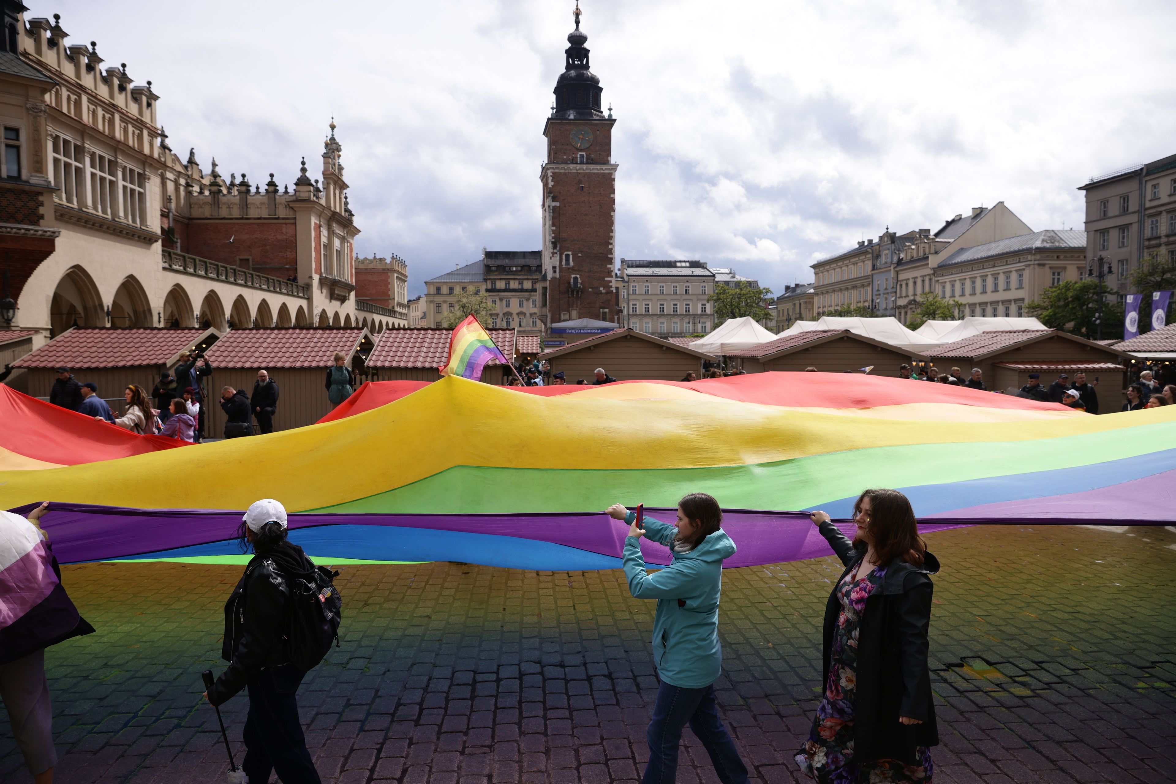 Tęczowa flaga "sektorówka" na marszu równości w Krakowie