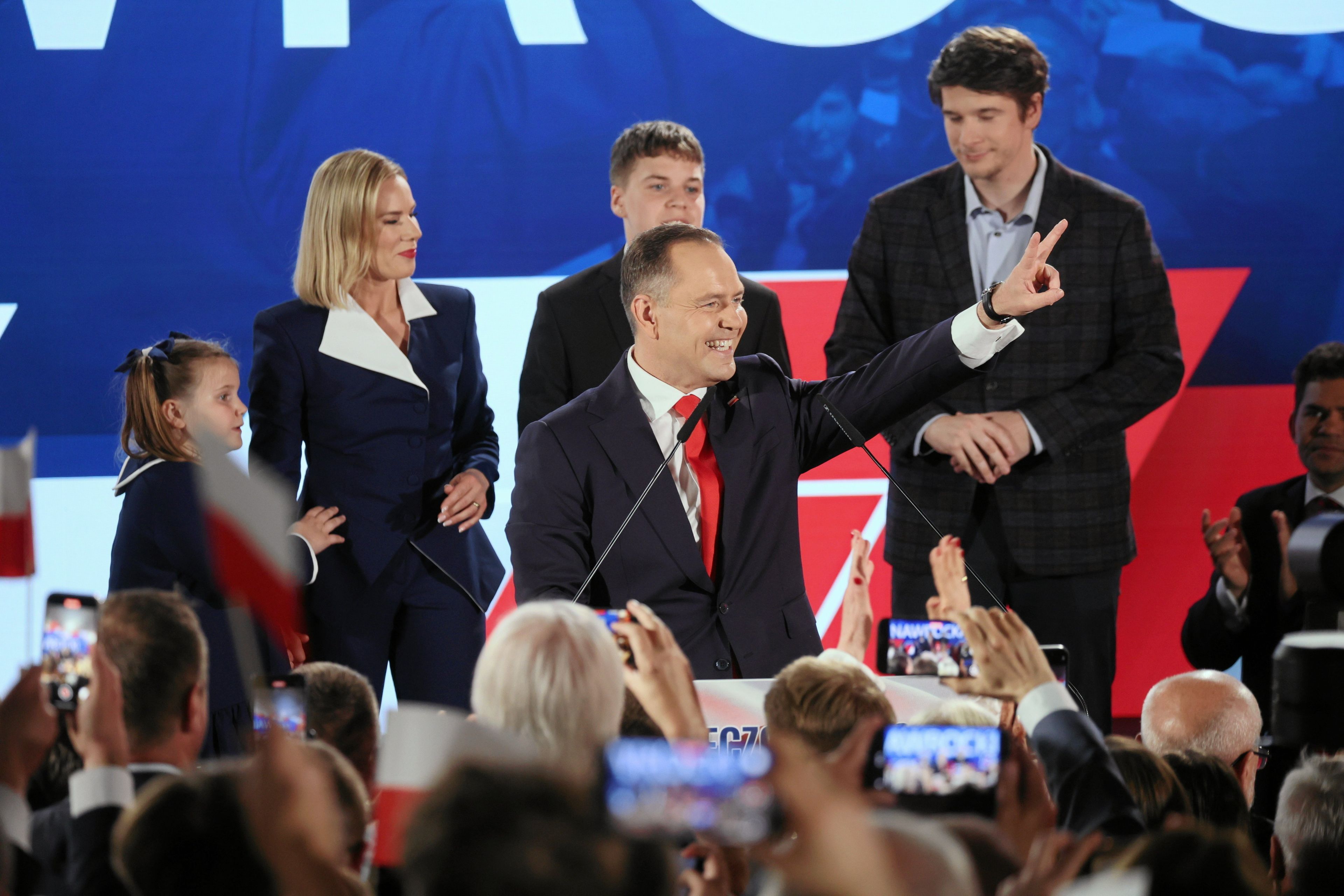 Karol Nawrocki pokazuje znak zwycięstwa podczas wieczoru wyborczego