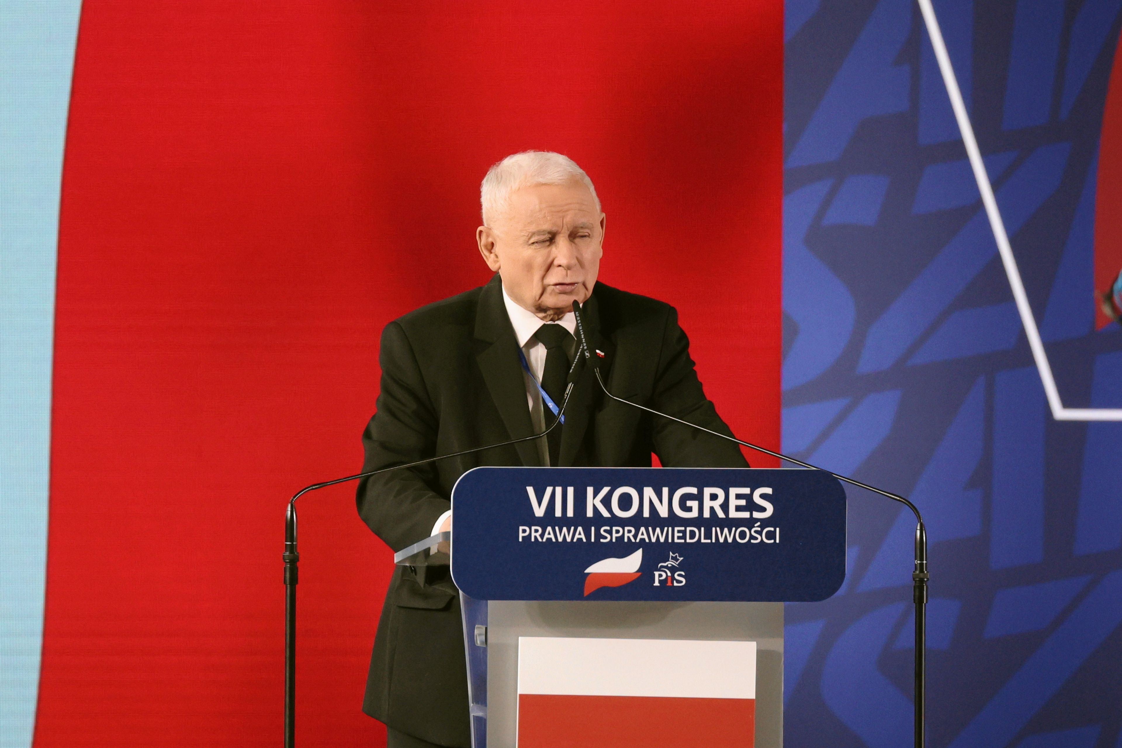 Jarosław Kaczyński na mównicy, pod nim napis VII Kongres Prawa i Sprawiedliwości