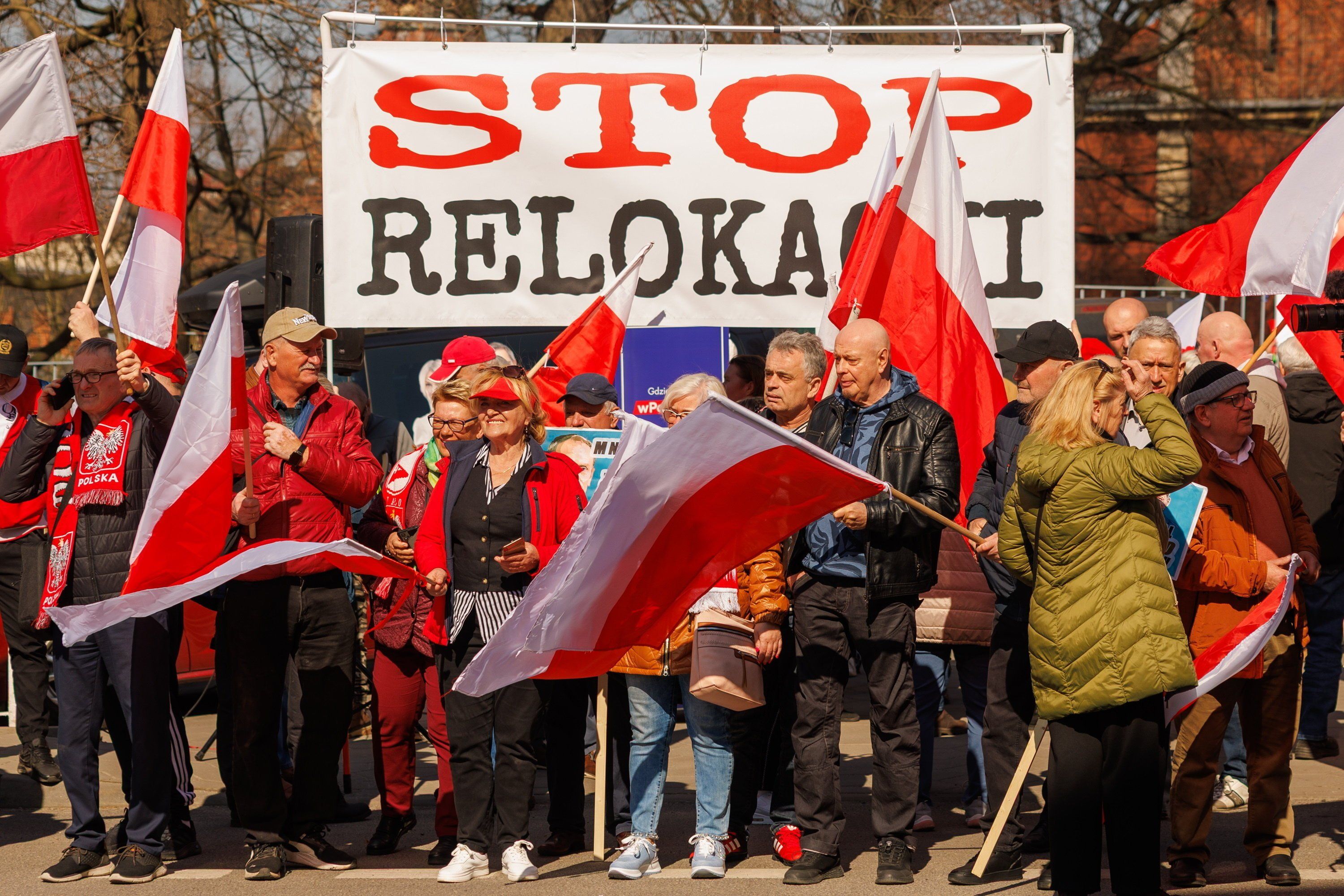 22.03.2025 Zgorzelec , ul. Pilsudskiego . Manifestacja przeciwko niemieckiej polityce migracyjnej, zorganizowana przez srodowiska narodowe, na moscie w Zgorzelcu , 
Fot. Krzysztof Zatycki / Agencja Wyborcza.pl