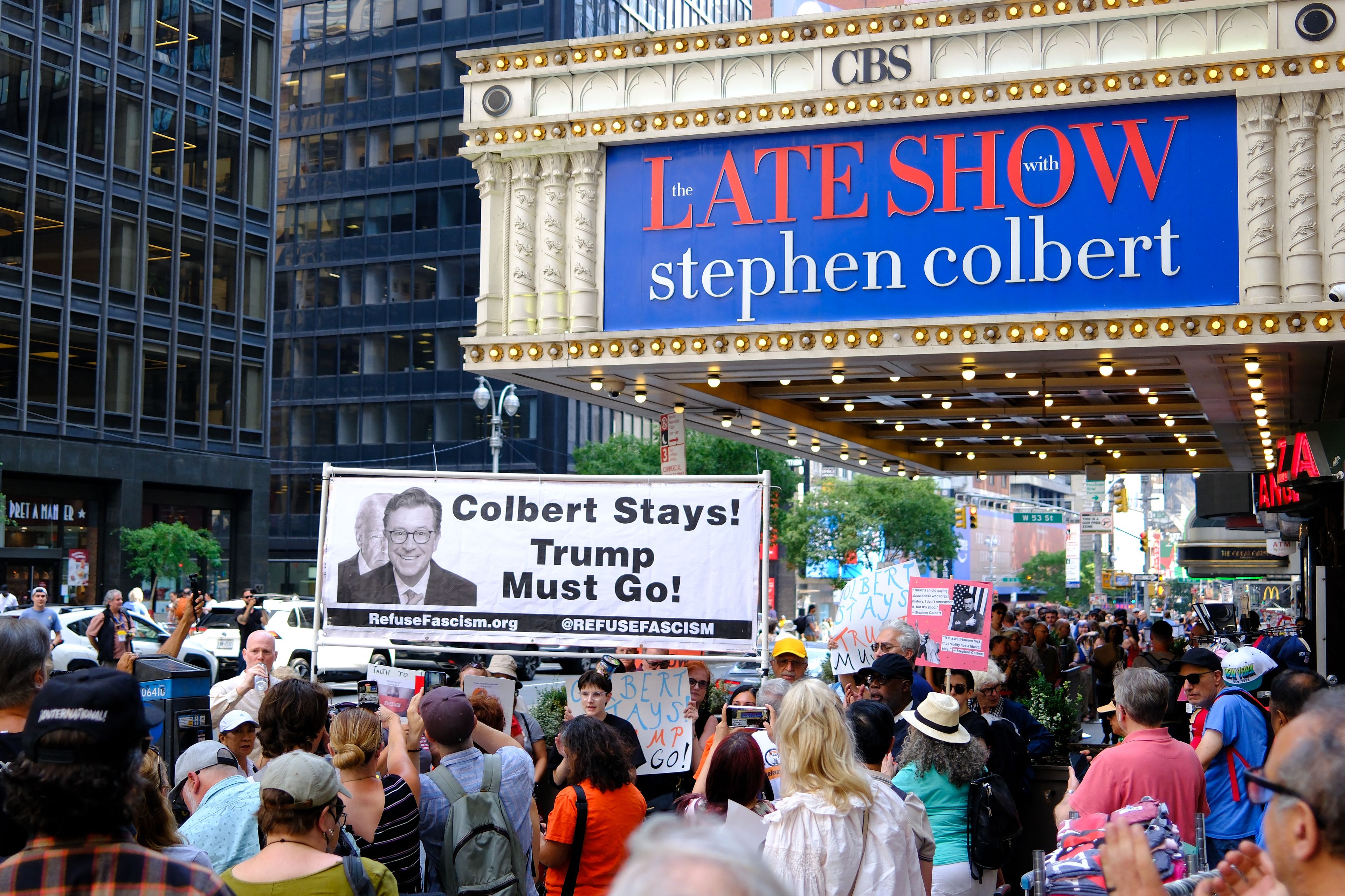 protest przed Teatrem Eda Sullivana w Nowym Jorku, gdzie nagrywany jest Late Show