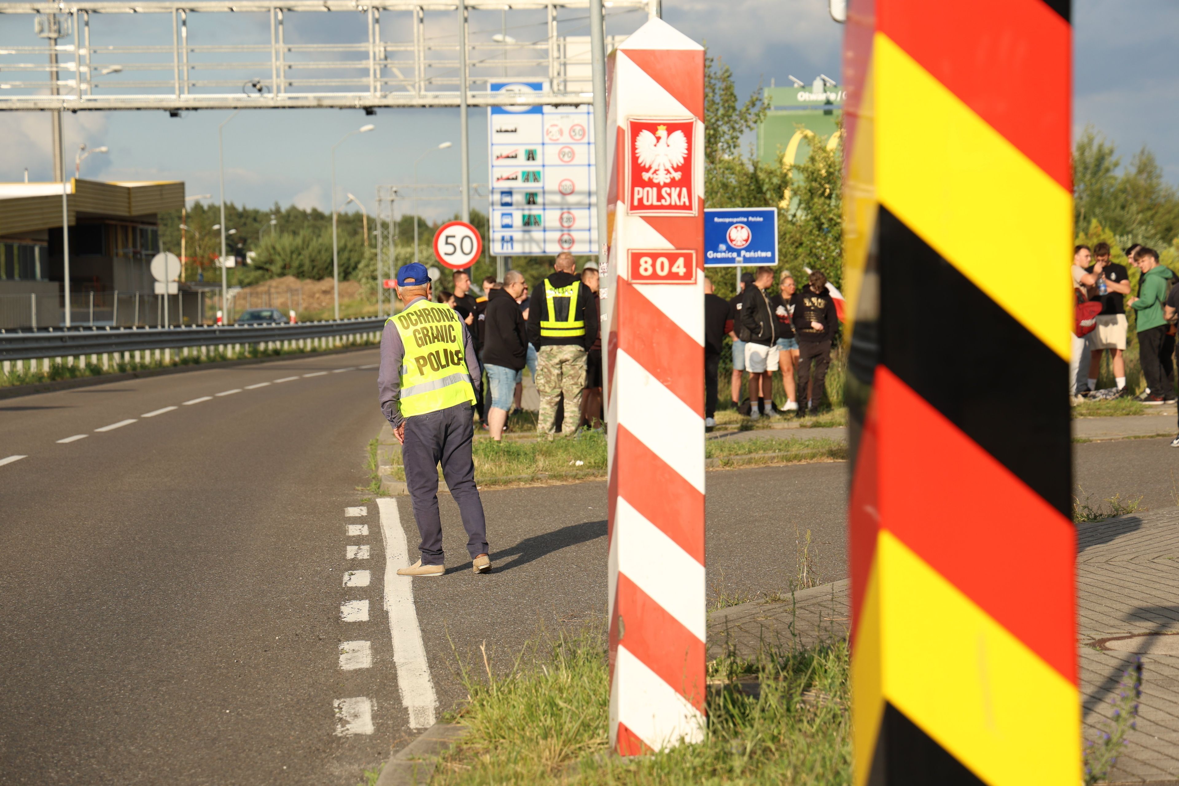 27.06.2025 Lubieszyn pow. Police . Granica polsko - niemiecka . Przejscie graniczne Lubieszyn - Linken . Obywatelski patrol na granicy Polski . Ok. 100 osob , glownie mlodzi mezczyzni zebralo sie w ramach akcji pilnowania zachodniej granicy Polski przed nielegalnymi imigrantami .
Fot. Cezary Aszkielowicz / Agencja Wyborcza.pl